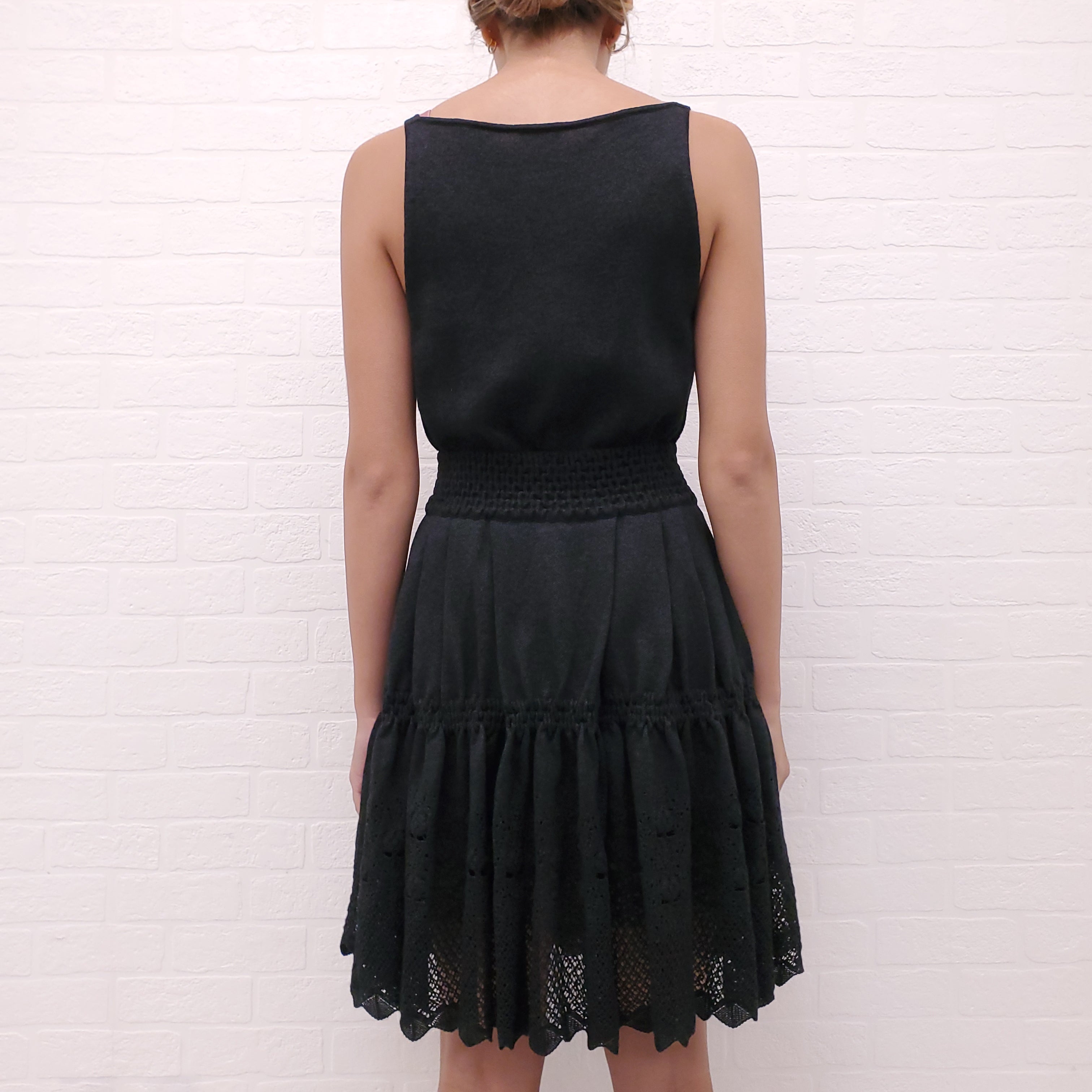 CHANEL GREY KNIT SYNCHED WAIST DRESS WITH CRYSTAL LOGO STRAP - SIZE 38