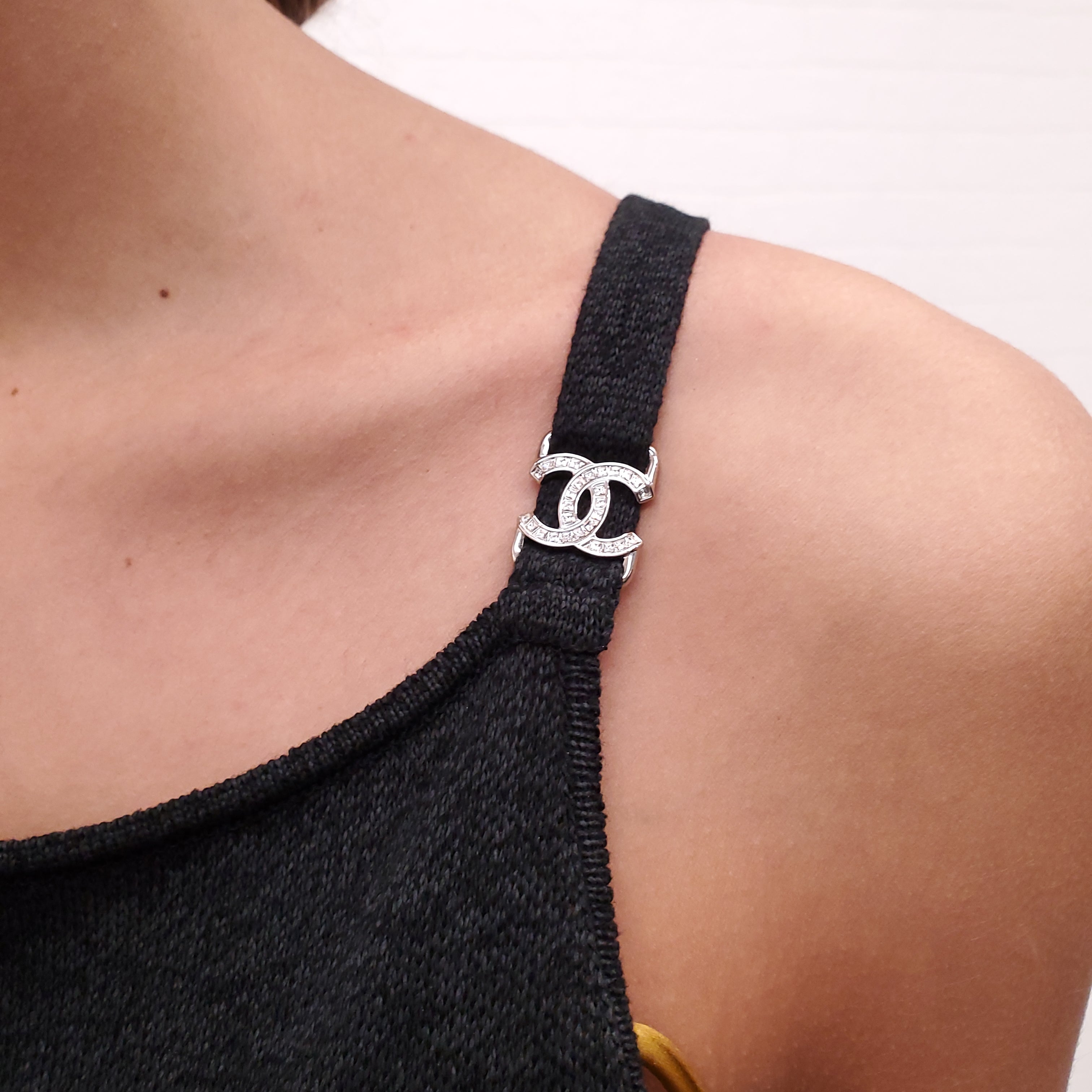 CHANEL GREY KNIT SYNCHED WAIST DRESS WITH CRYSTAL LOGO STRAP - SIZE 38