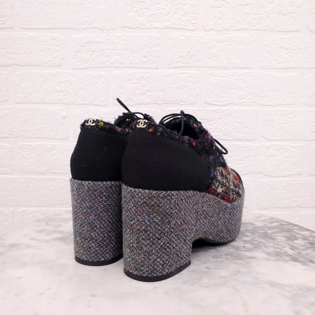 CHANEL GREY TWEED AND FELT PLATFORM OXFORDS - SIZE 39.5