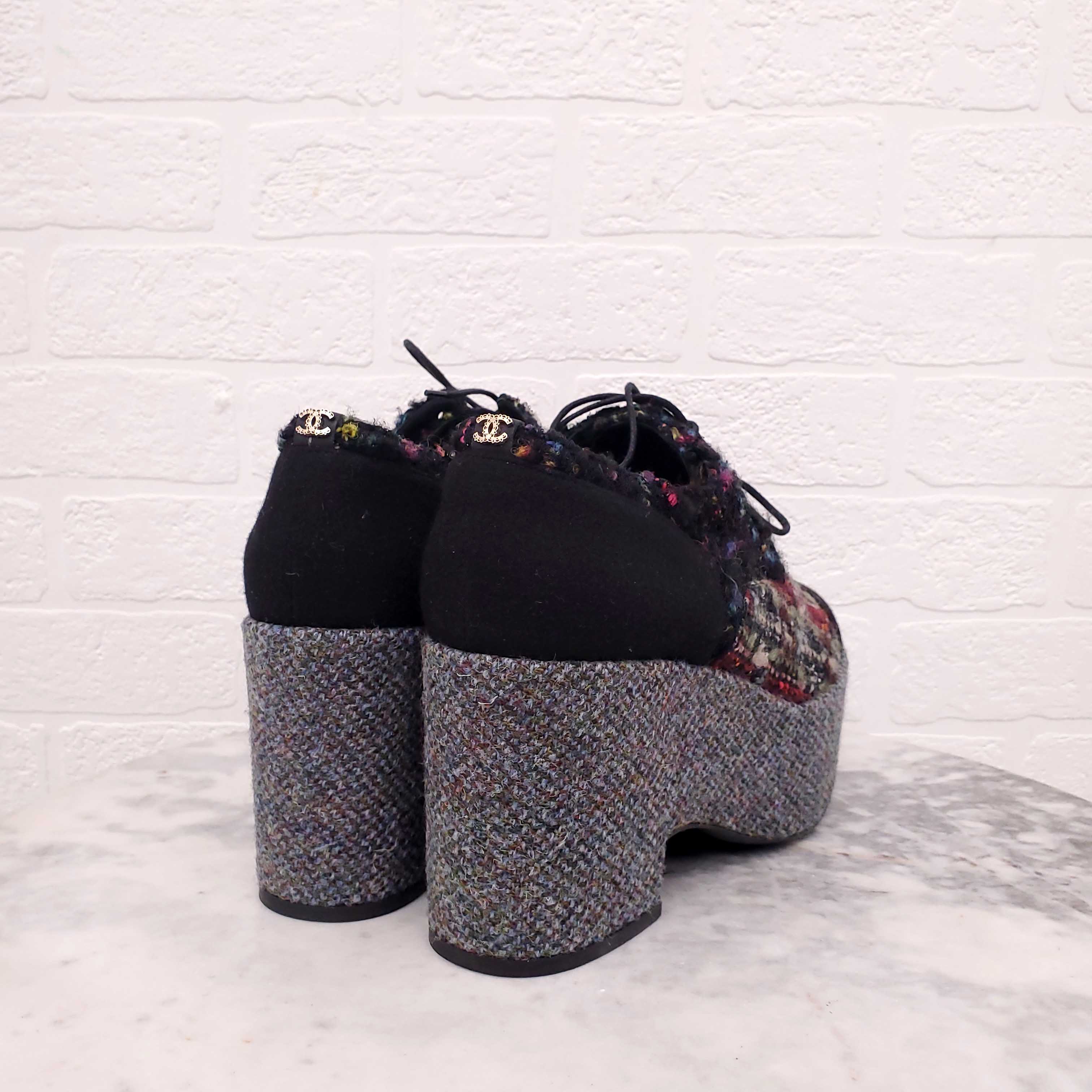 CHANEL GREY TWEED AND FELT PLATFORM OXFORDS - SIZE 39.5