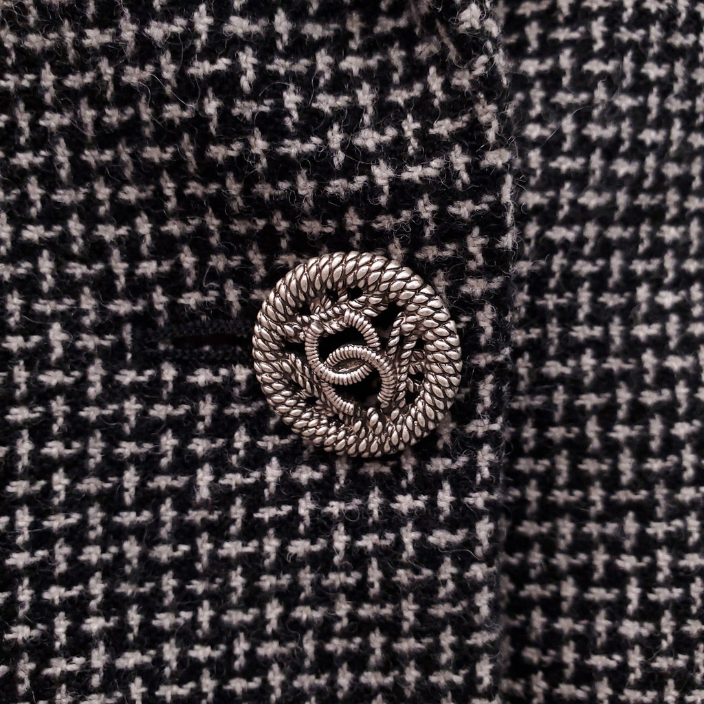 CHANEL GREY TWEED BLAZER WITH CC LOGO BUTTON - SIZE 42