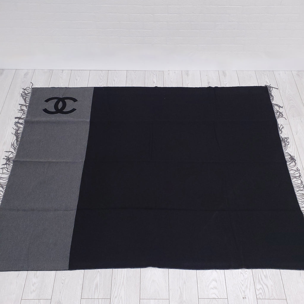 CHANEL GREY WOOL AND CASHMERE BLEND LOGO BLANKET AND PILLOW SET
