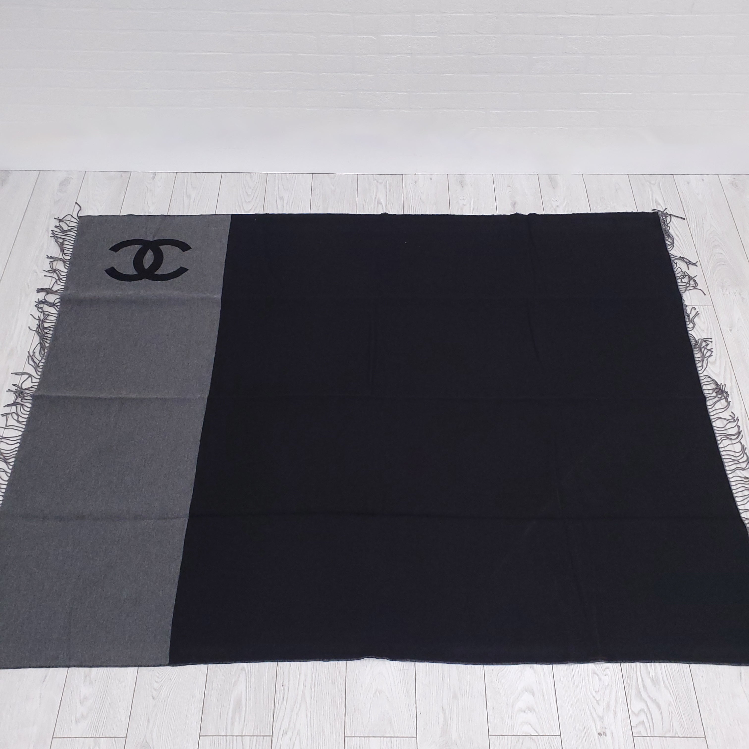CHANEL GREY WOOL AND CASHMERE BLEND LOGO BLANKET AND PILLOW SET