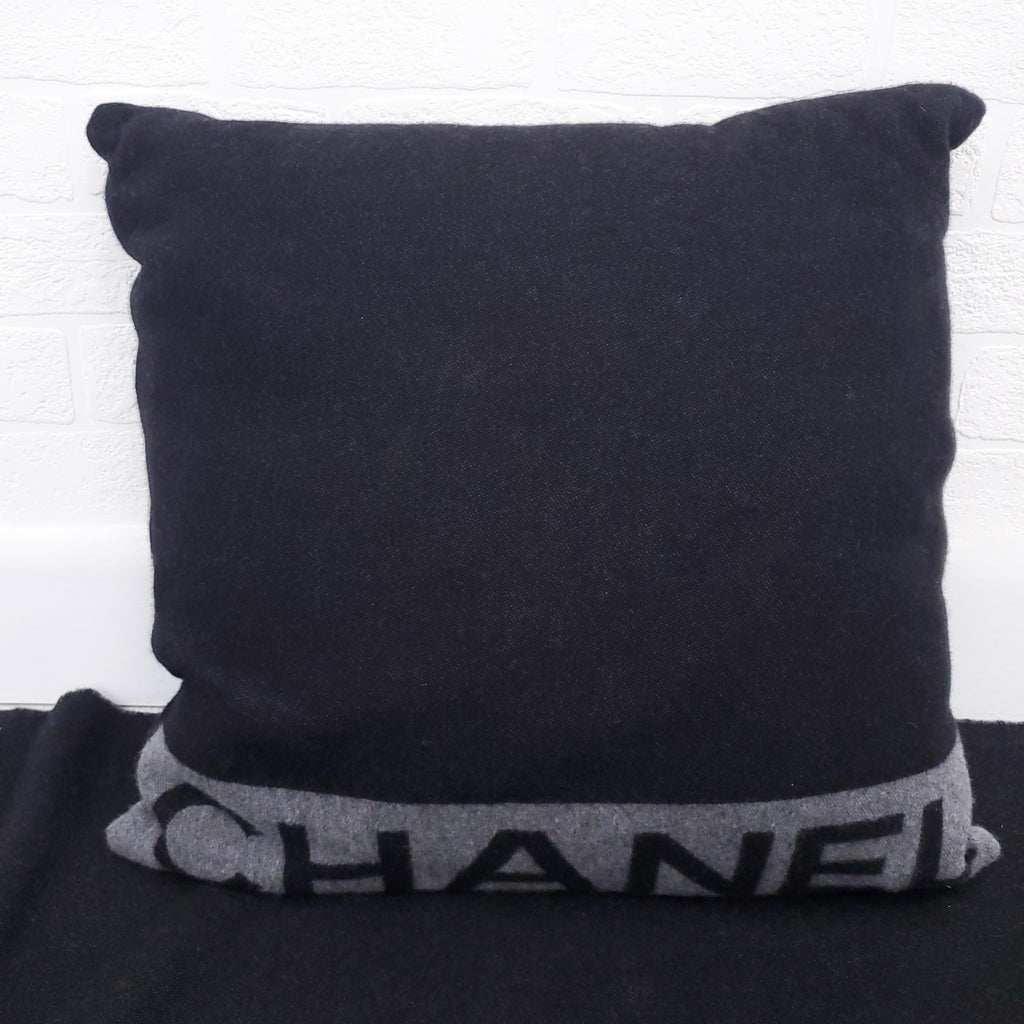 CHANEL GREY WOOL AND CASHMERE BLEND LOGO BLANKET AND PILLOW SET