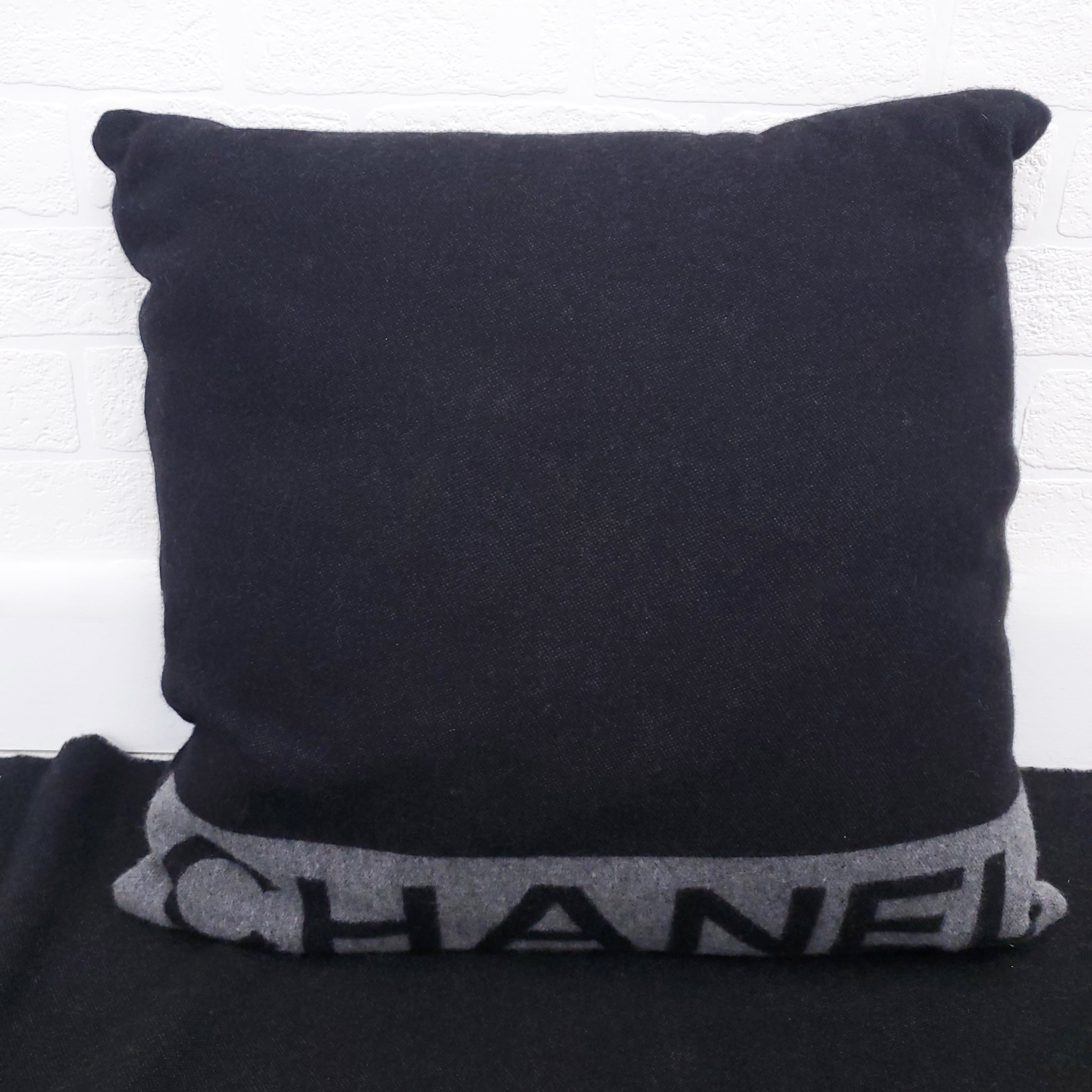 CHANEL GREY WOOL AND CASHMERE BLEND LOGO BLANKET AND PILLOW SET