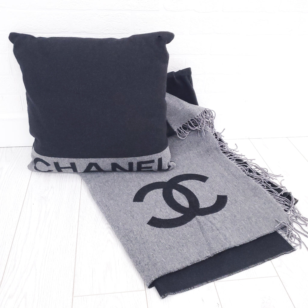 CHANEL GREY WOOL AND CASHMERE BLEND LOGO BLANKET AND PILLOW SET