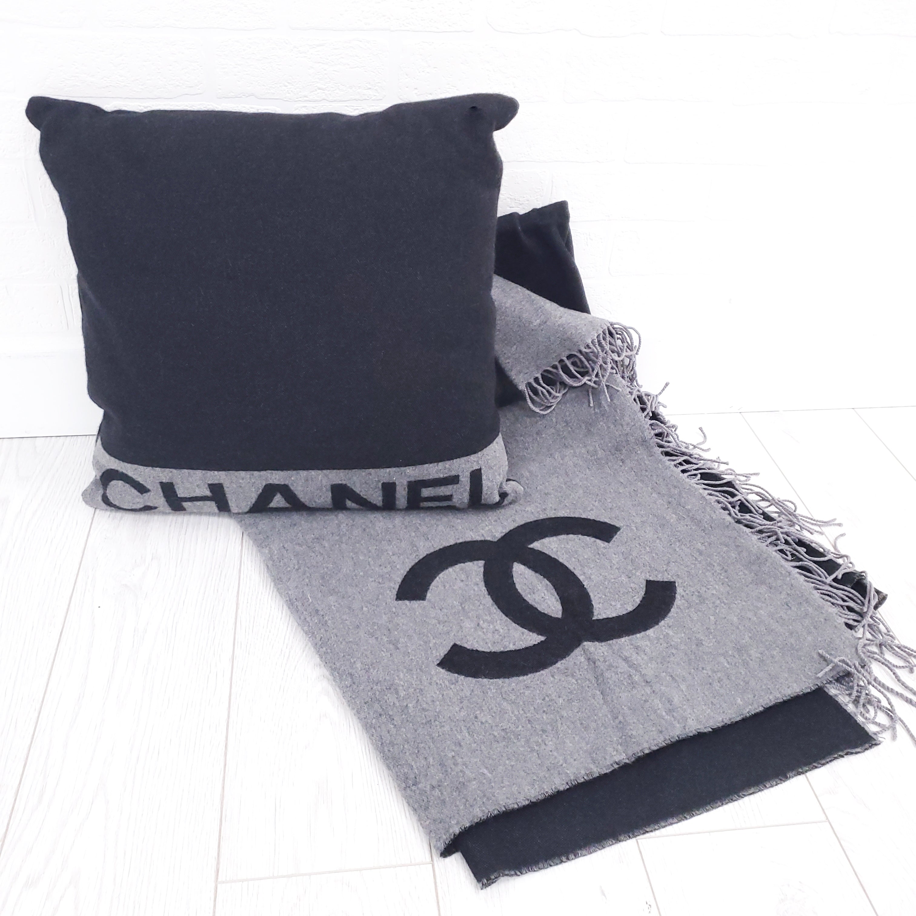 CHANEL GREY WOOL AND CASHMERE BLEND LOGO BLANKET AND PILLOW SET