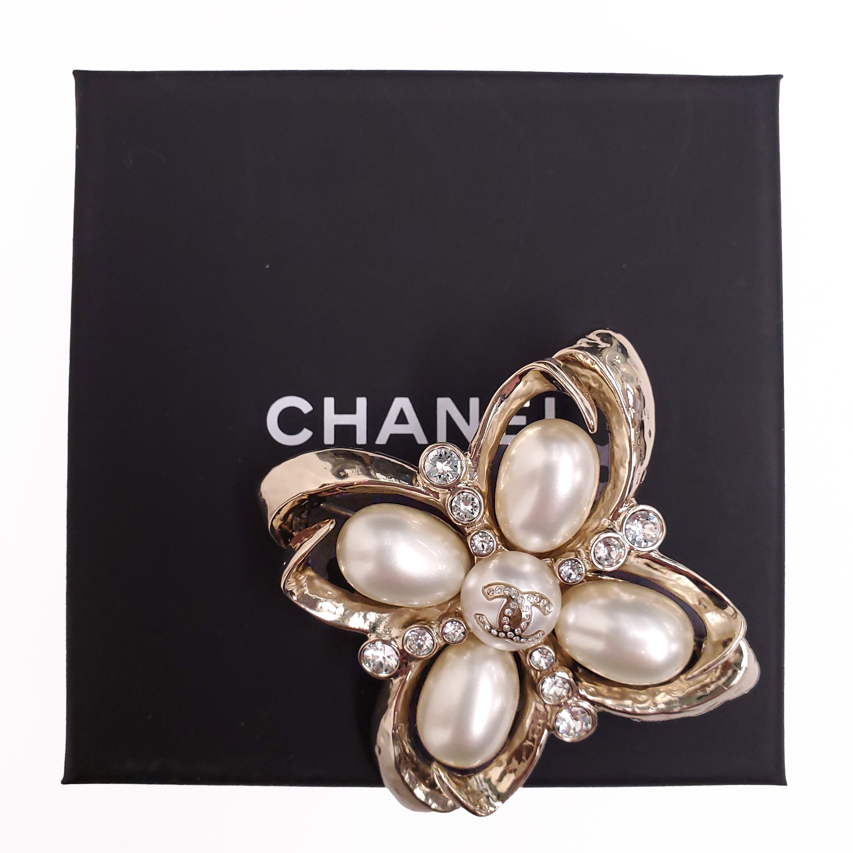 CHANEL LARGE CRYSTAL AND PEARL BROOCH
