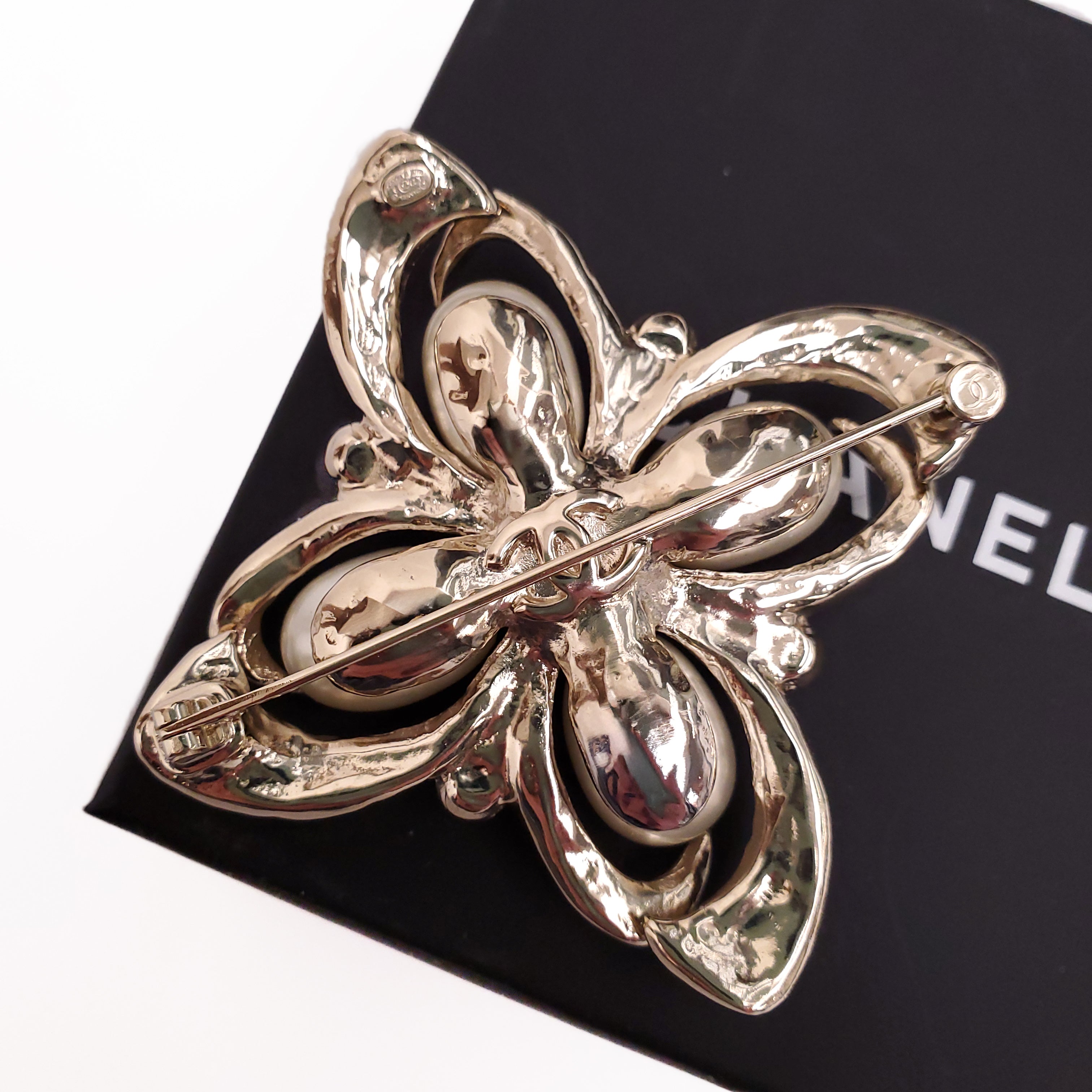 CHANEL LARGE CRYSTAL AND PEARL BROOCH