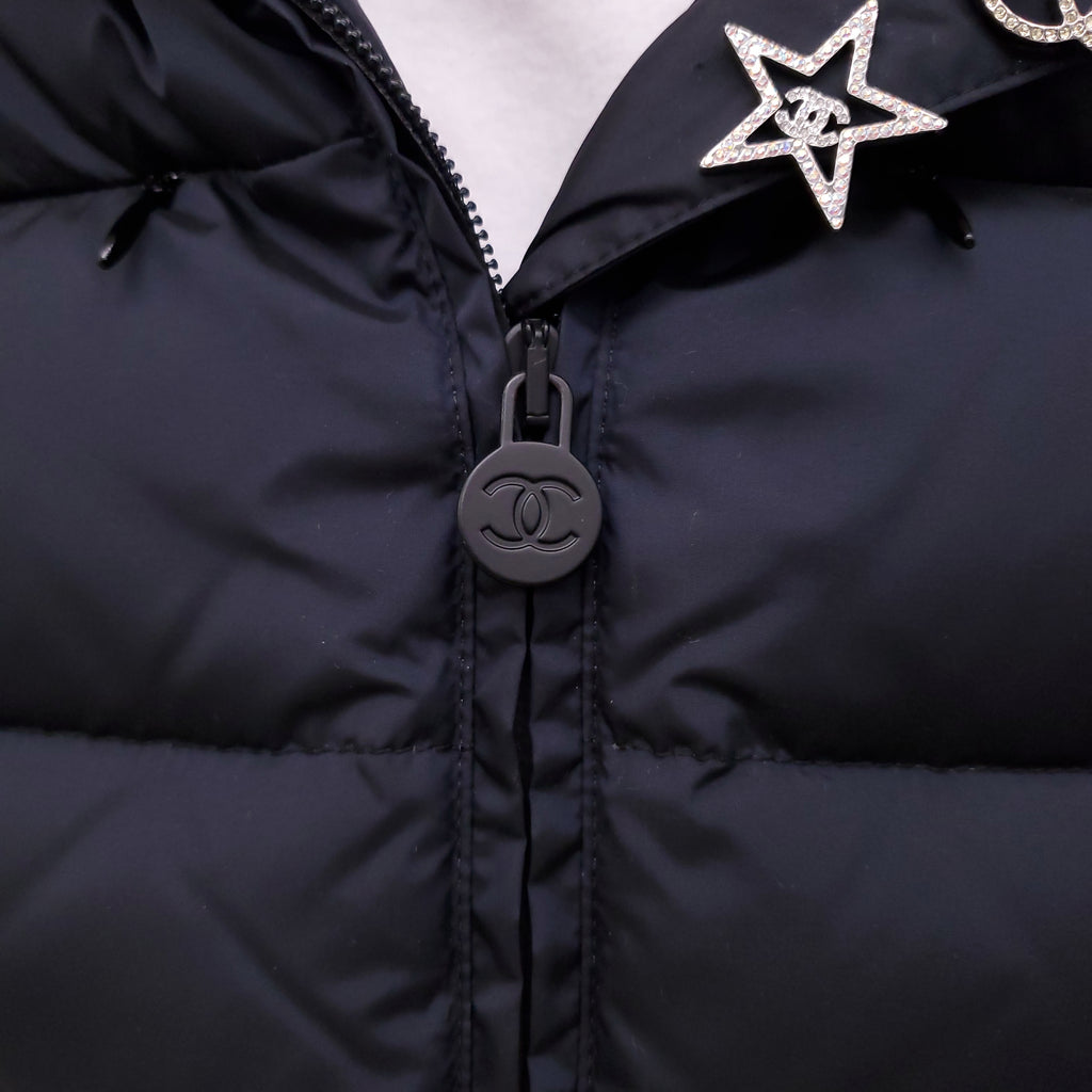 CHANEL NAVY CROPPED SHORT SLEEVE PUFFER JACKET WITH CRYSTAL LOGO PINS - SIZE 34