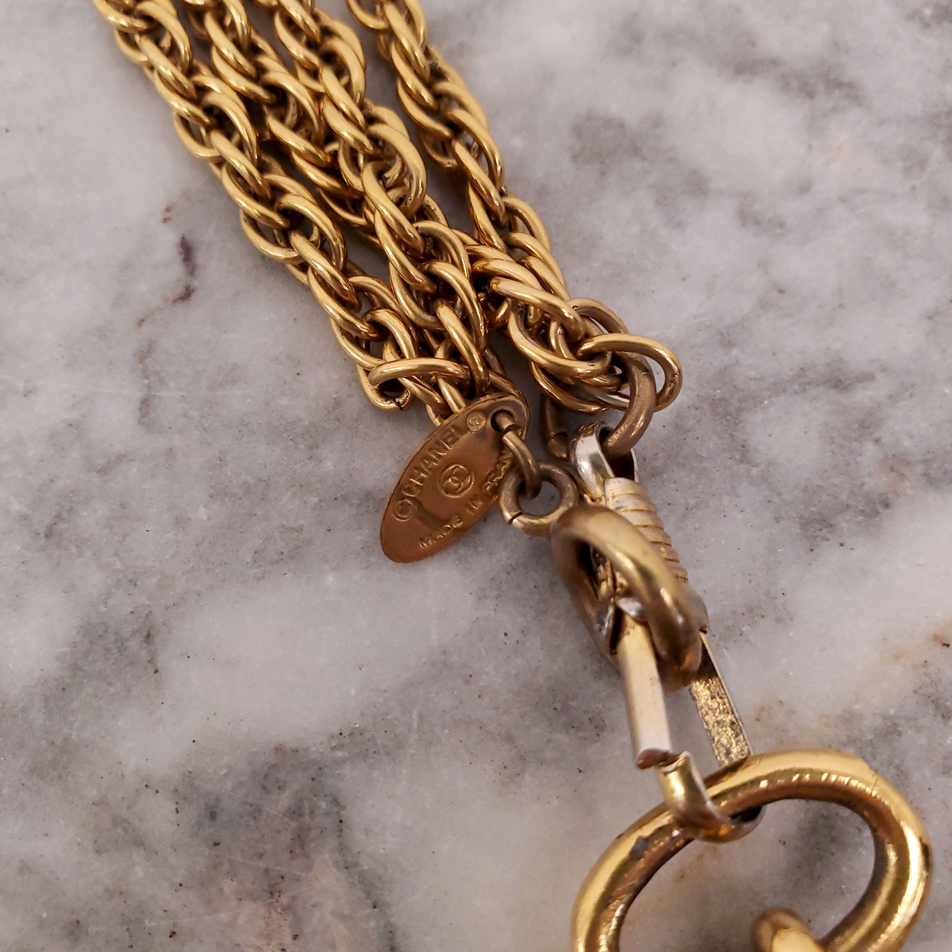 CHANEL NECKLACE WITH MAGNIFYING GLASS