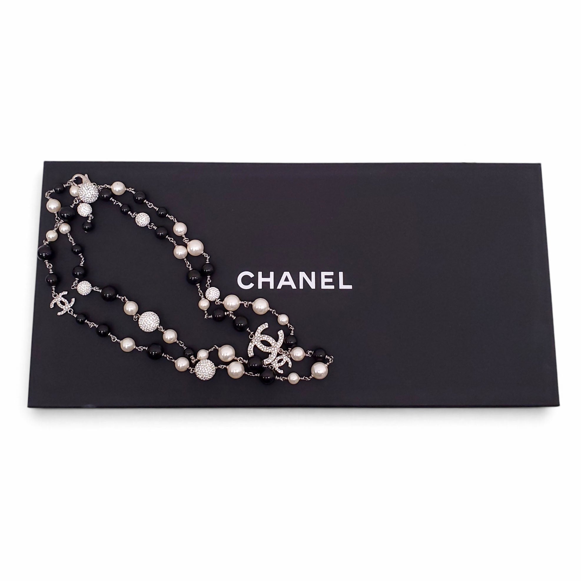 CHANEL PEARL CREAM AND BLACK NECKLACE WITH CRYSTAL DETAIL