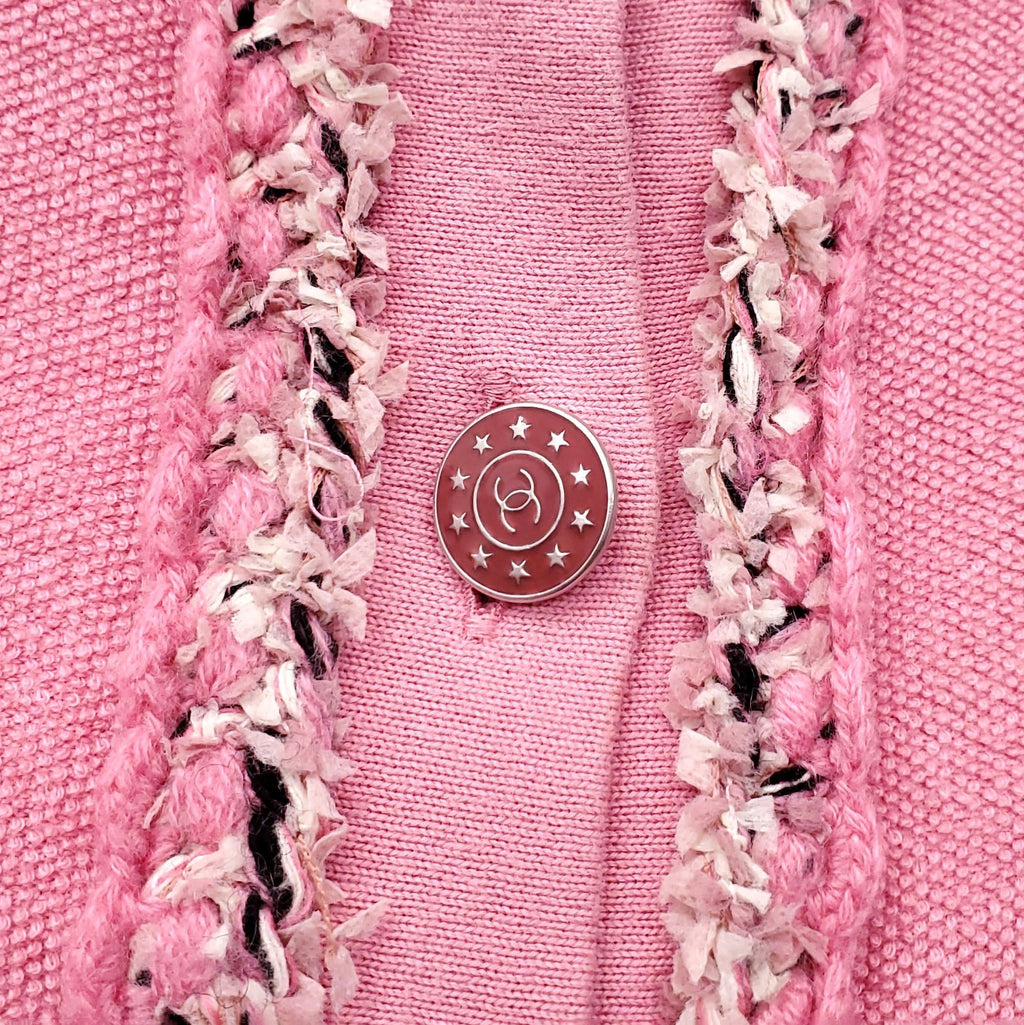 CHANEL PINK CARDIGAN WITH BURGUNDY LOGO BUTTON - SIZE 40