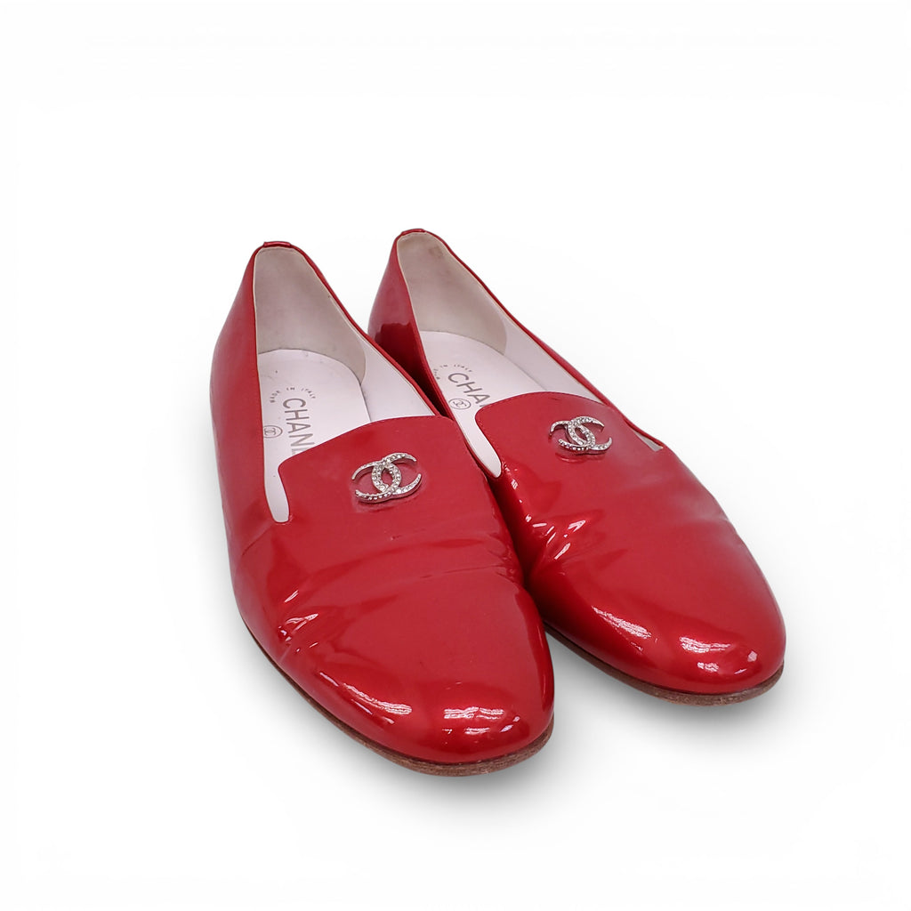 CHANEL RED PATENT FLATS WITH CRYSTAL CC LOGO - SIZE 38.5
