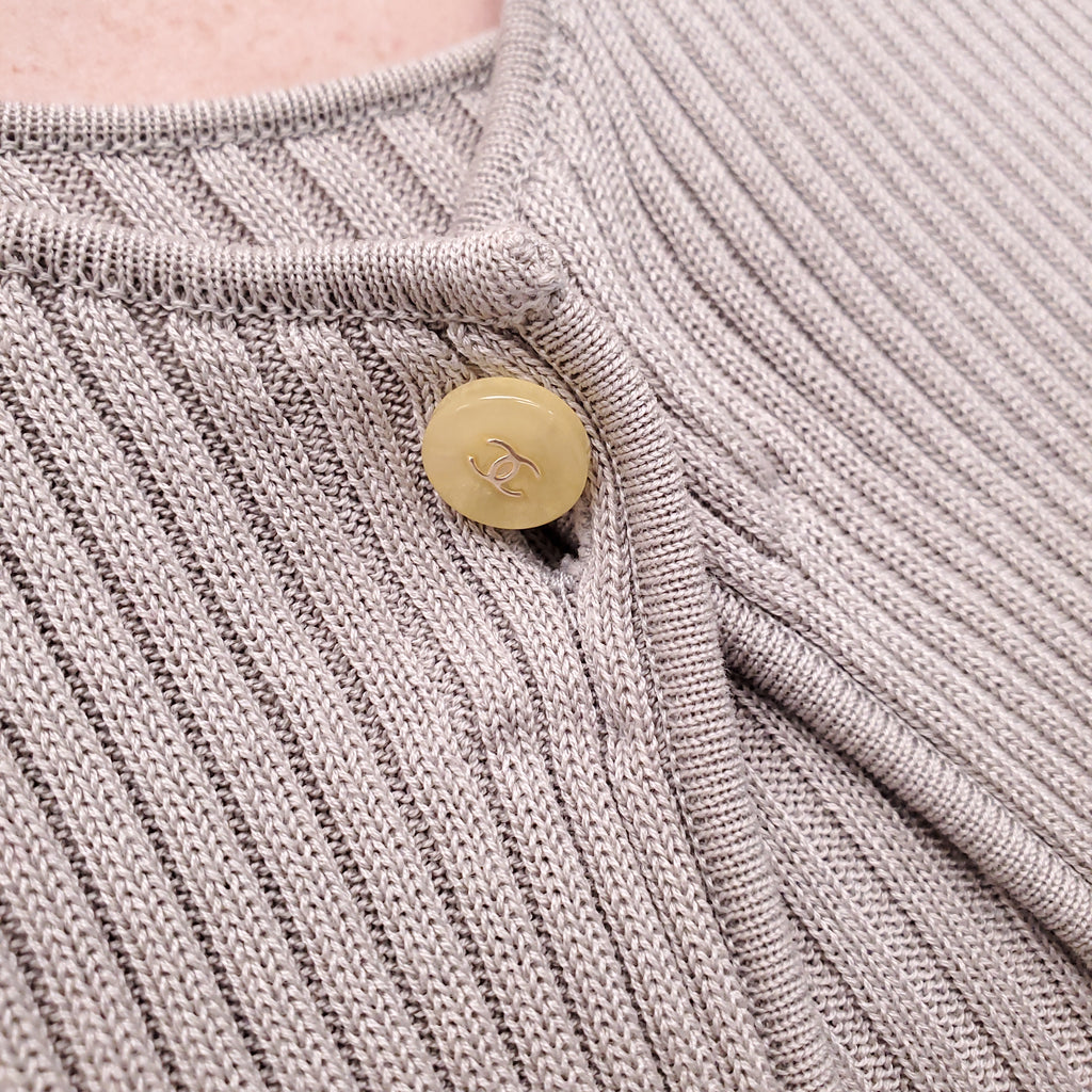 CHANEL TAUPE RIBBED SWEATER SET WITH LOGO BUTTON - SIZE 42