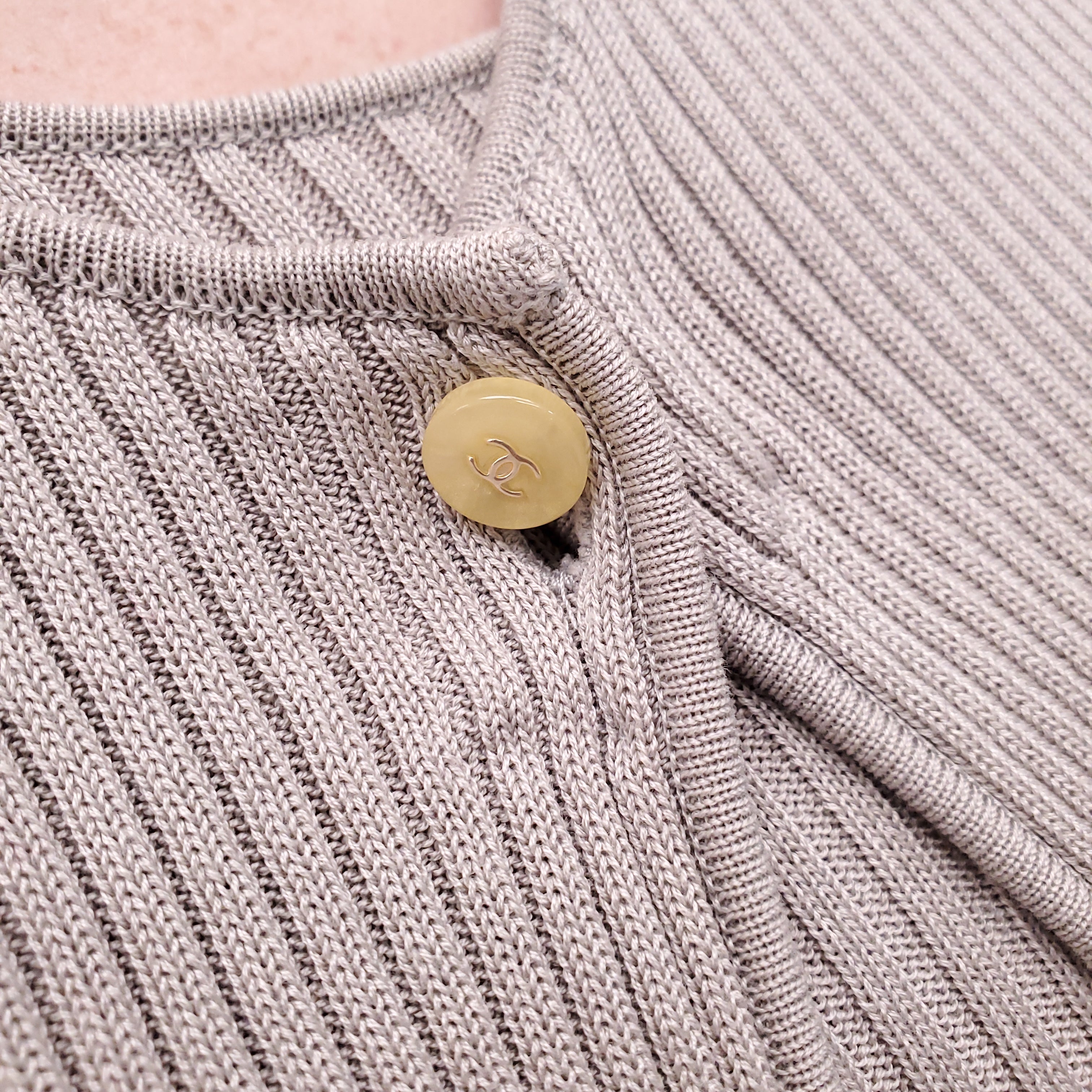 CHANEL TAUPE RIBBED SWEATER SET WITH LOGO BUTTON - SIZE 42