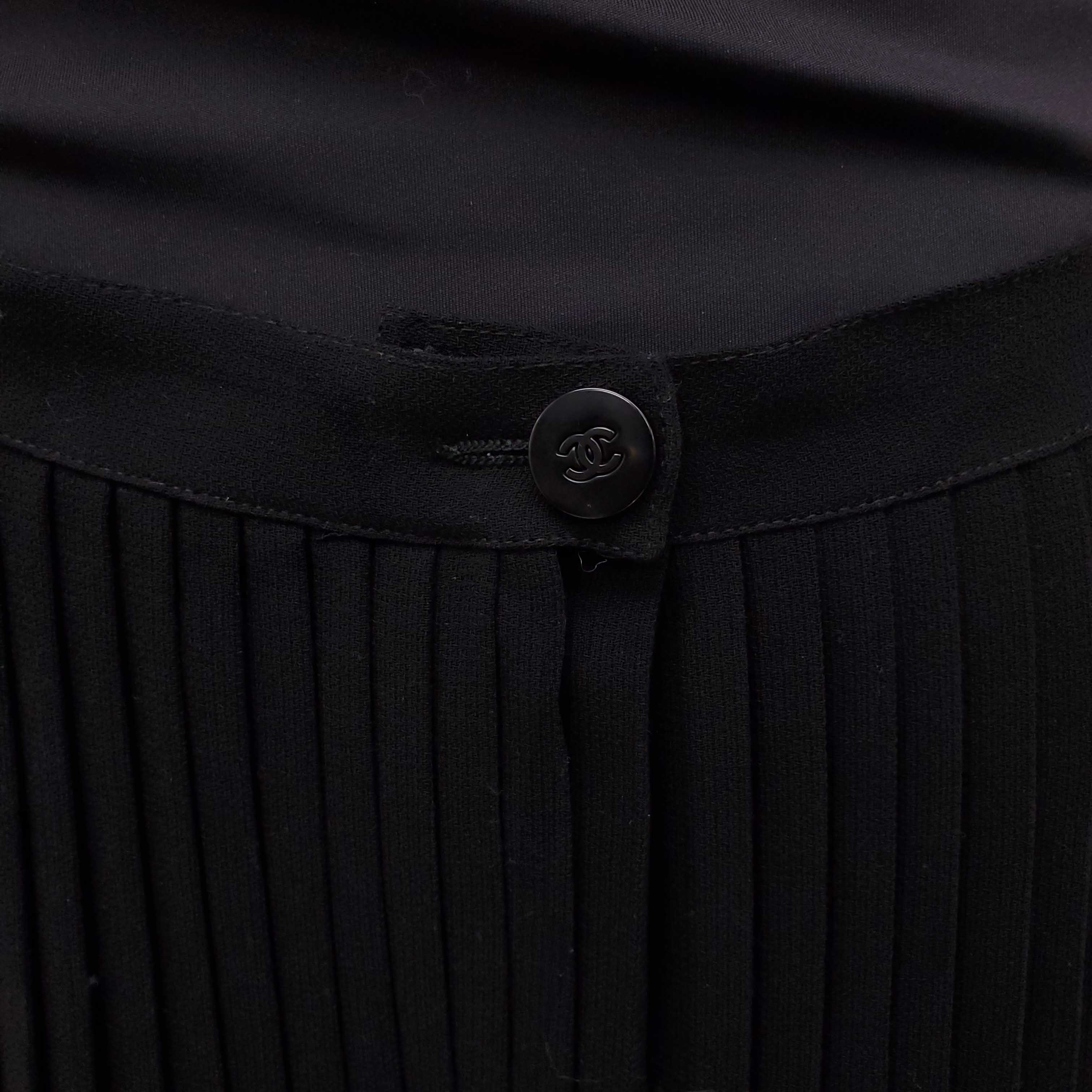 CHANEL VINTAGE BLACK PLEATED SKIRT WITH LOGO BUTTON - SIZE 42