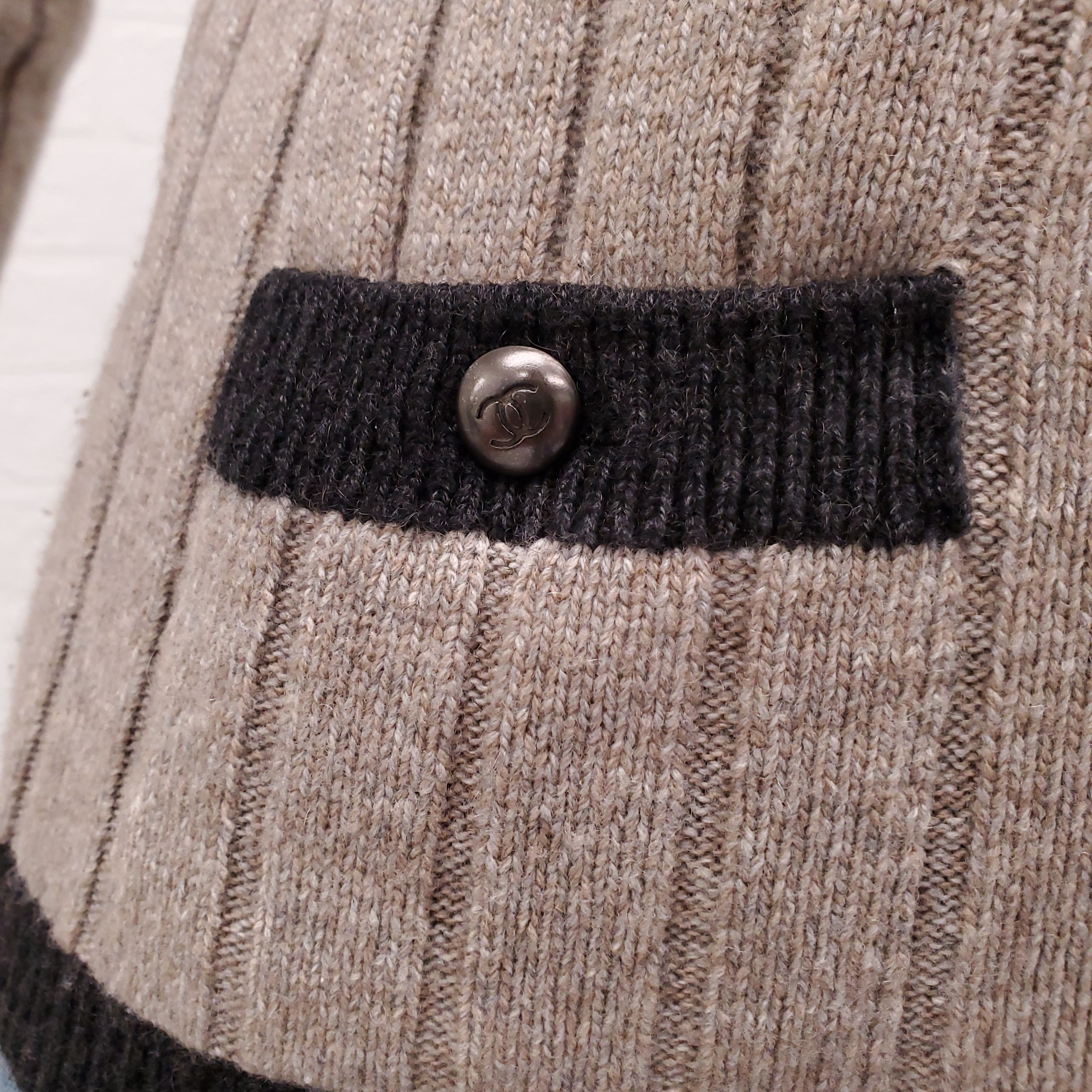 CHANEL VINTAGE TAUPE CASHMERE V-NECK SWEATER WITH LOGO BUTTON - SIZE 38