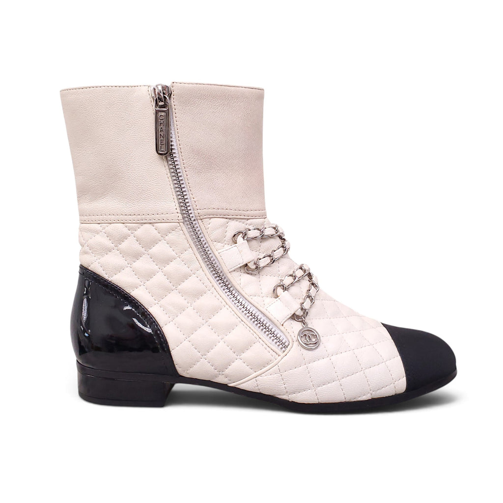 CHANEL WHITE AND BLACK QUILTED LEATHER BOOTS WITH CHAIN DETAIL - SIZE 38