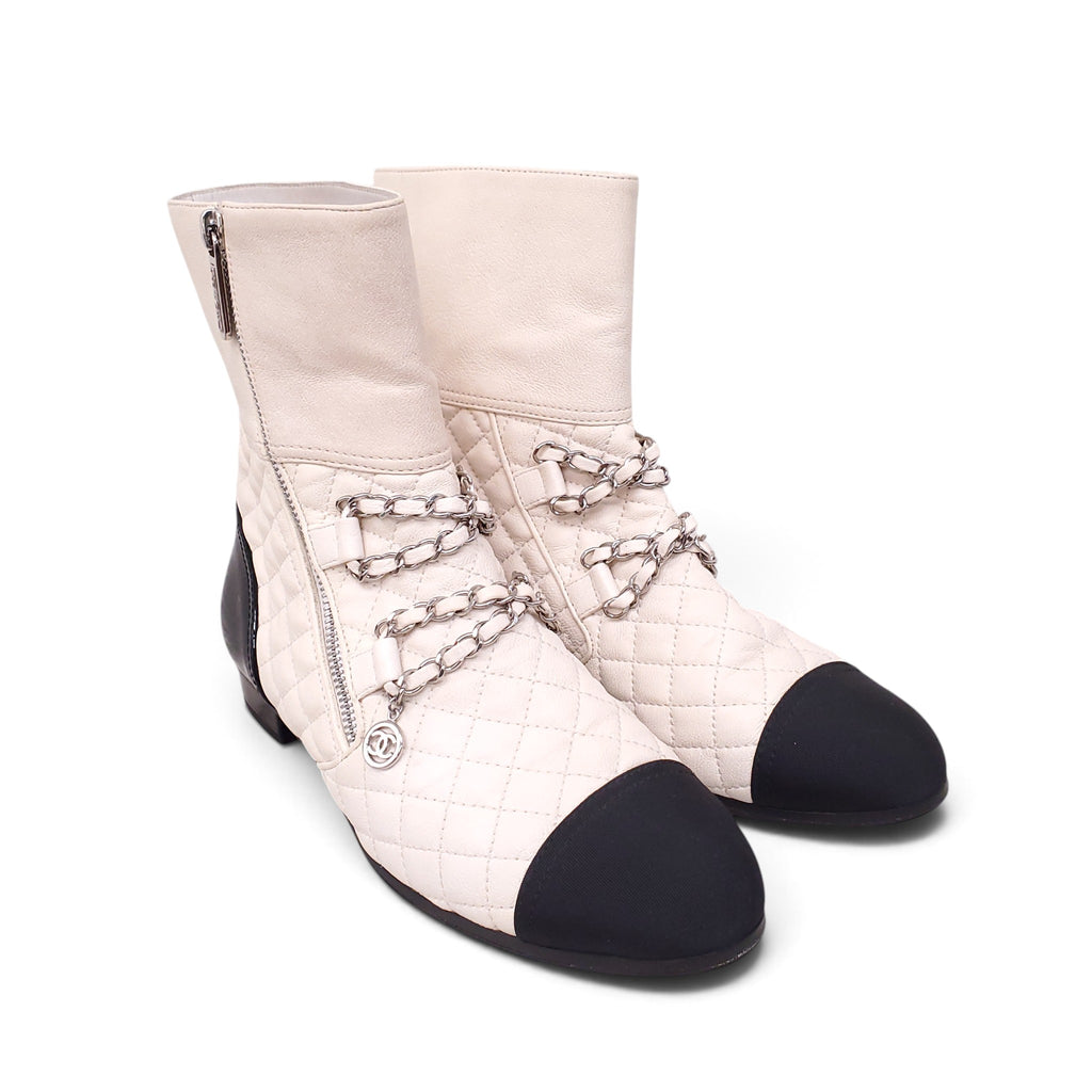 CHANEL WHITE AND BLACK QUILTED LEATHER BOOTS WITH CHAIN DETAIL - SIZE 38