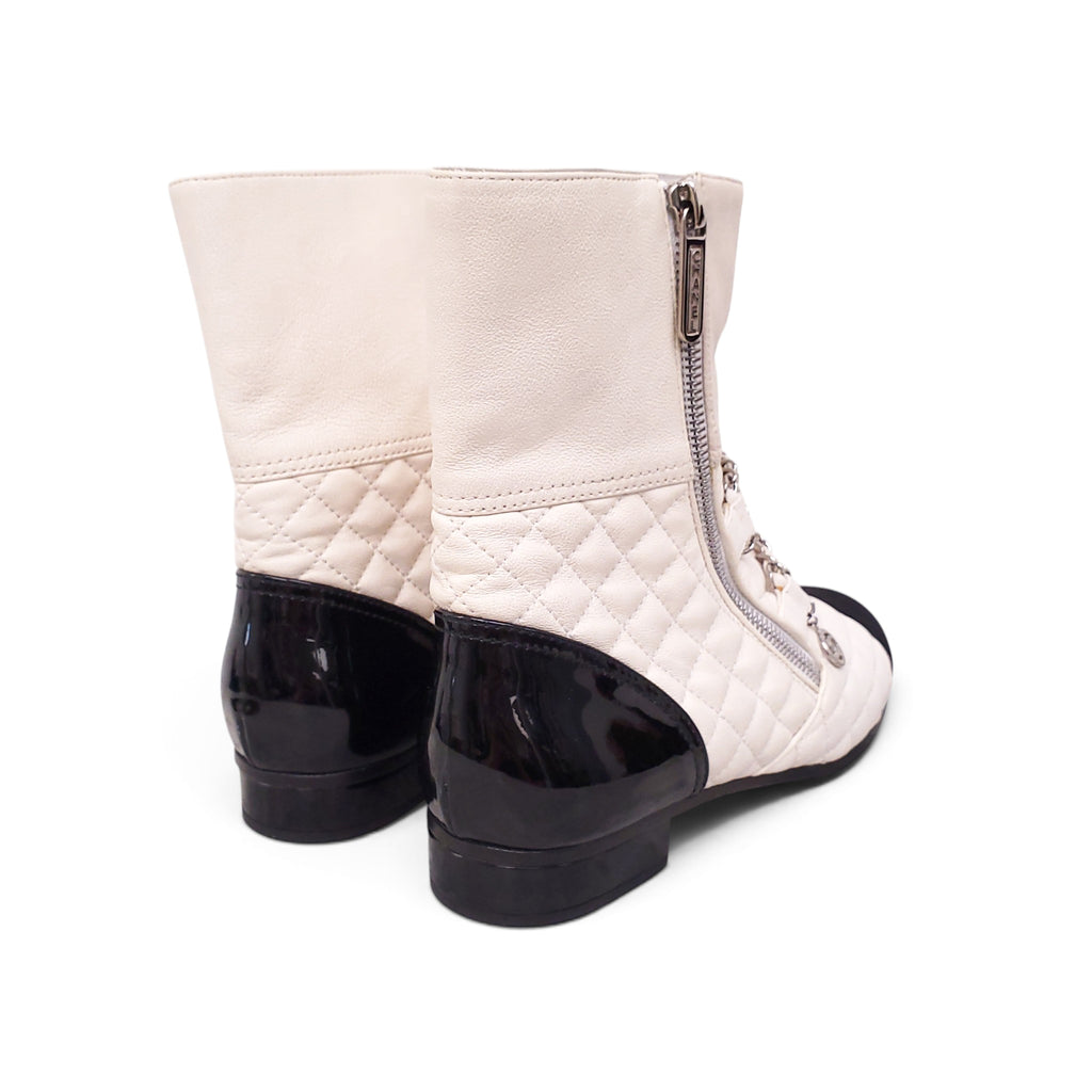 CHANEL WHITE AND BLACK QUILTED LEATHER BOOTS WITH CHAIN DETAIL - SIZE 38
