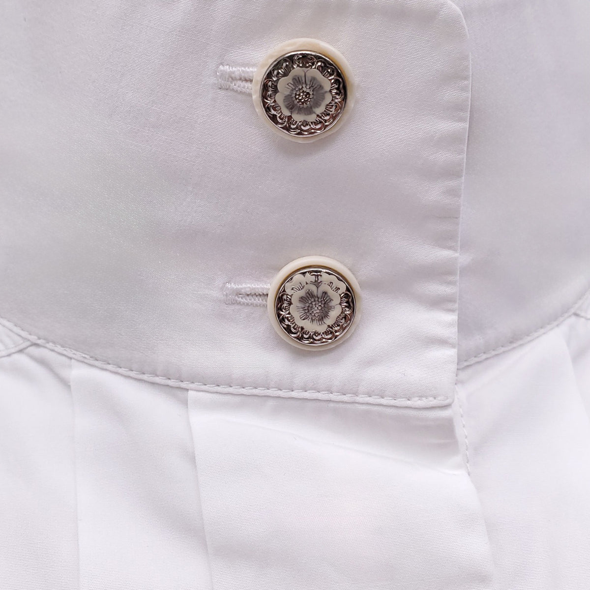 CHANEL WHITE COTTON SLEEVELESS BLOUSE WITH PEARL CC LOGO - SIZE 34