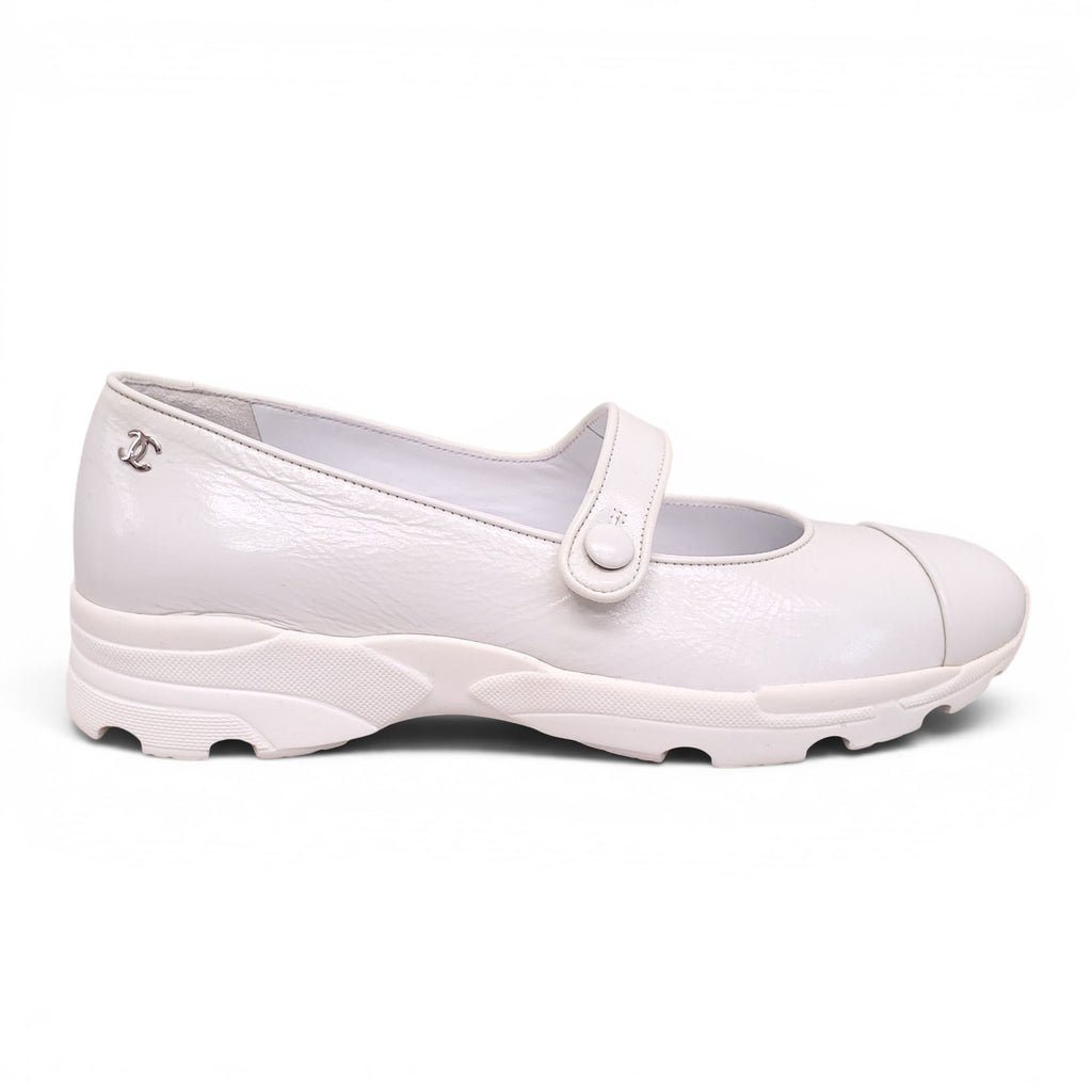 CHANEL WHITE MARY JANE FLATS WITH CC LOGO - SIZE 36