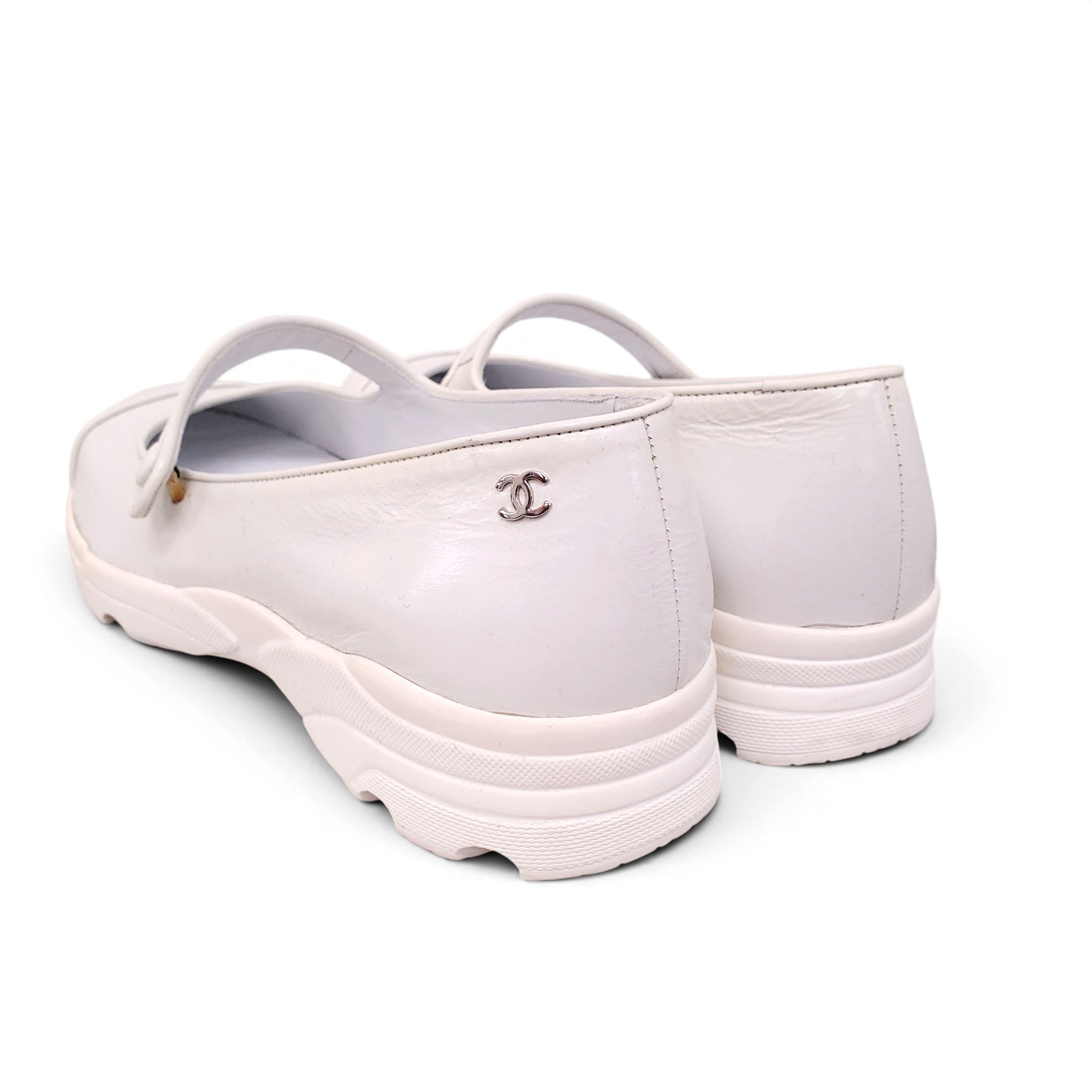 CHANEL WHITE MARY JANE FLATS WITH CC LOGO - SIZE 36