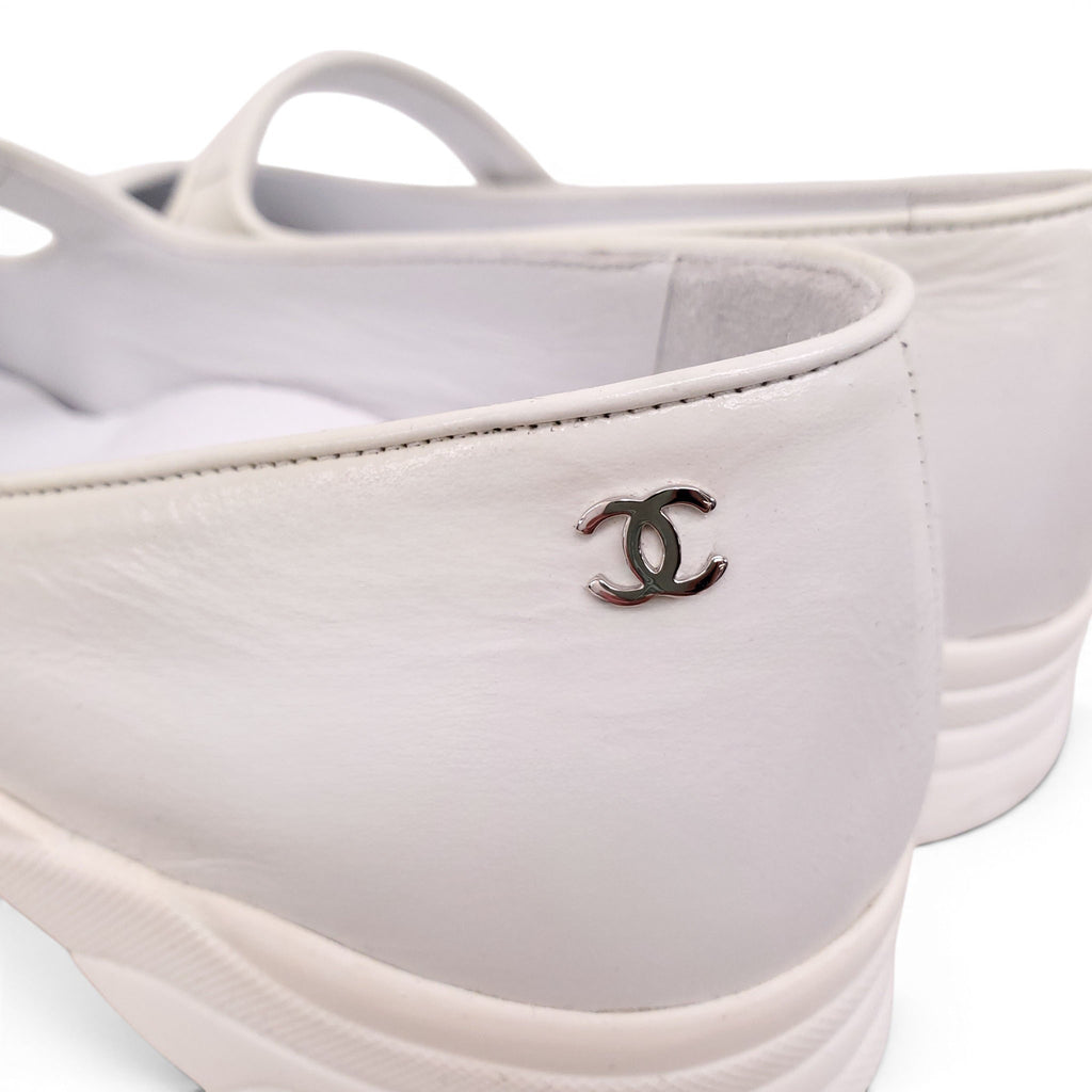 CHANEL WHITE MARY JANE FLATS WITH CC LOGO - SIZE 36