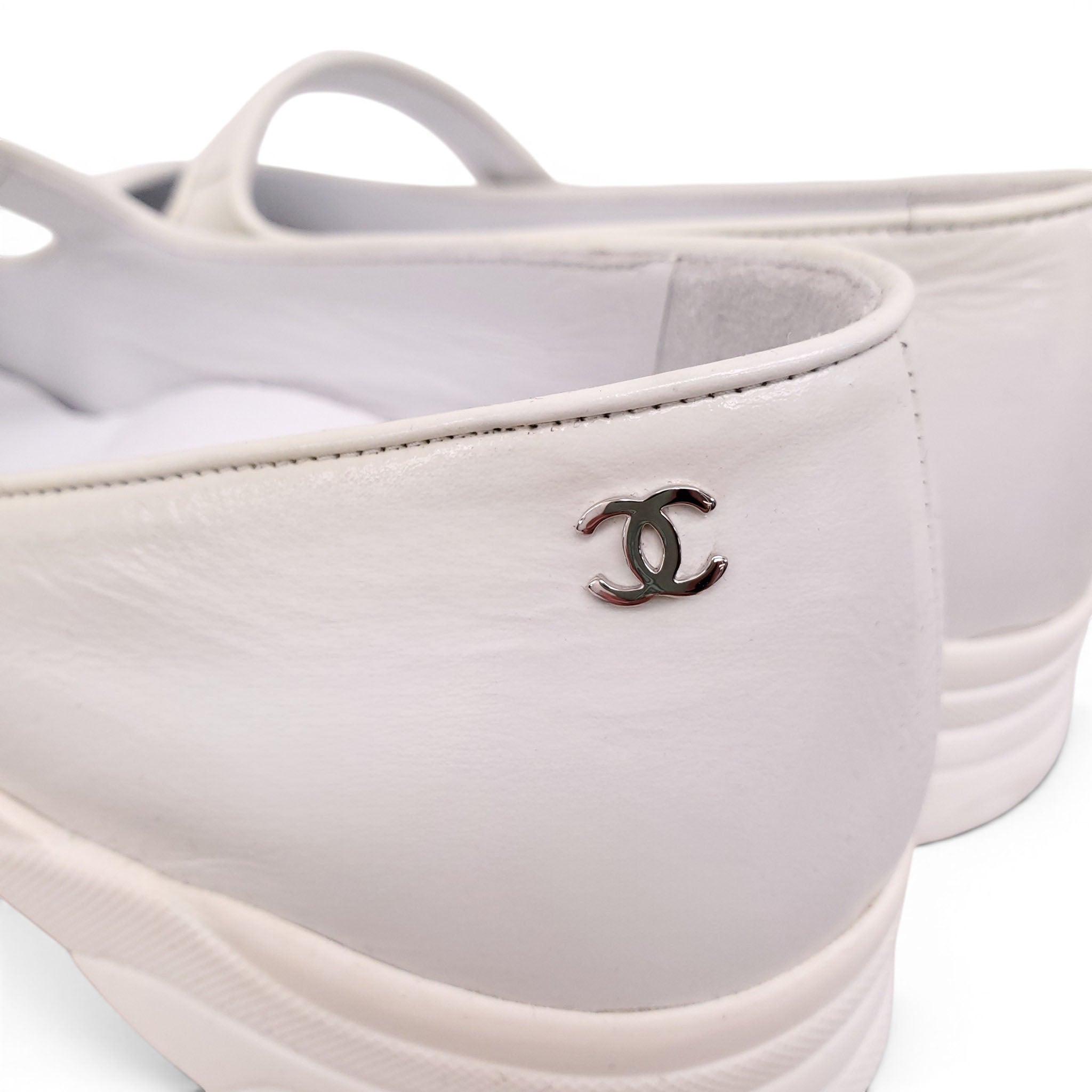 CHANEL WHITE MARY JANE FLATS WITH CC LOGO - SIZE 36