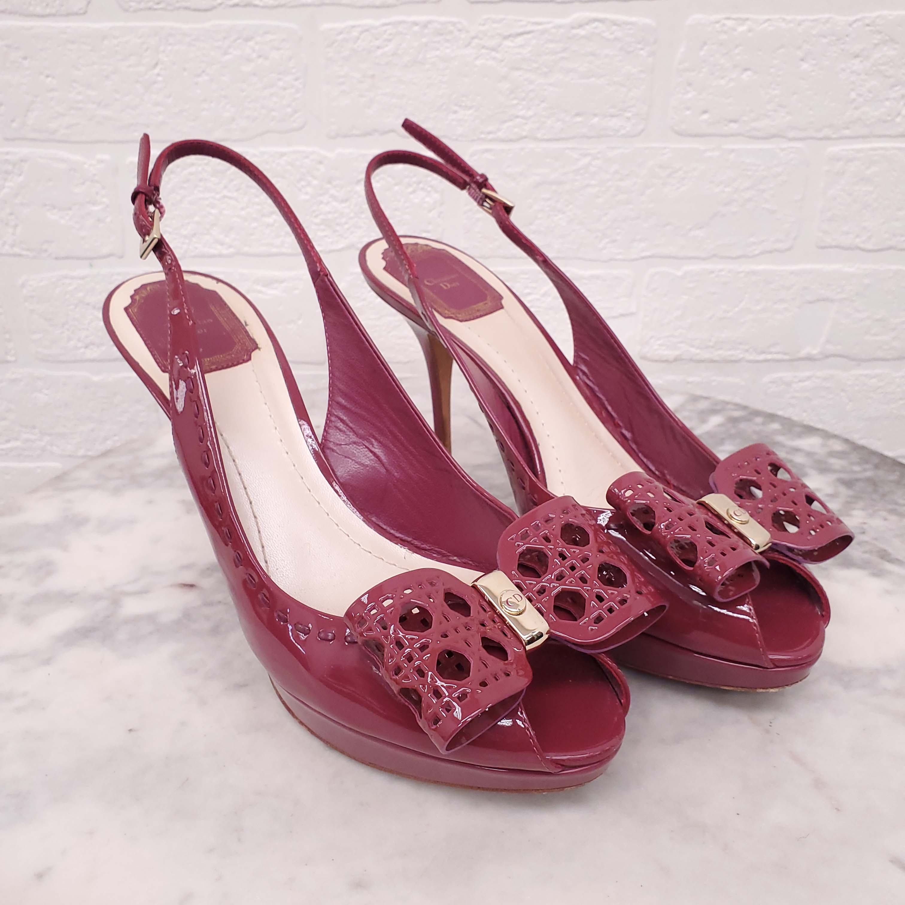CHRISTIAN DIOR RASPBERRY PATENT HEELS WITH BOW DETAIL - SIZE 39.5