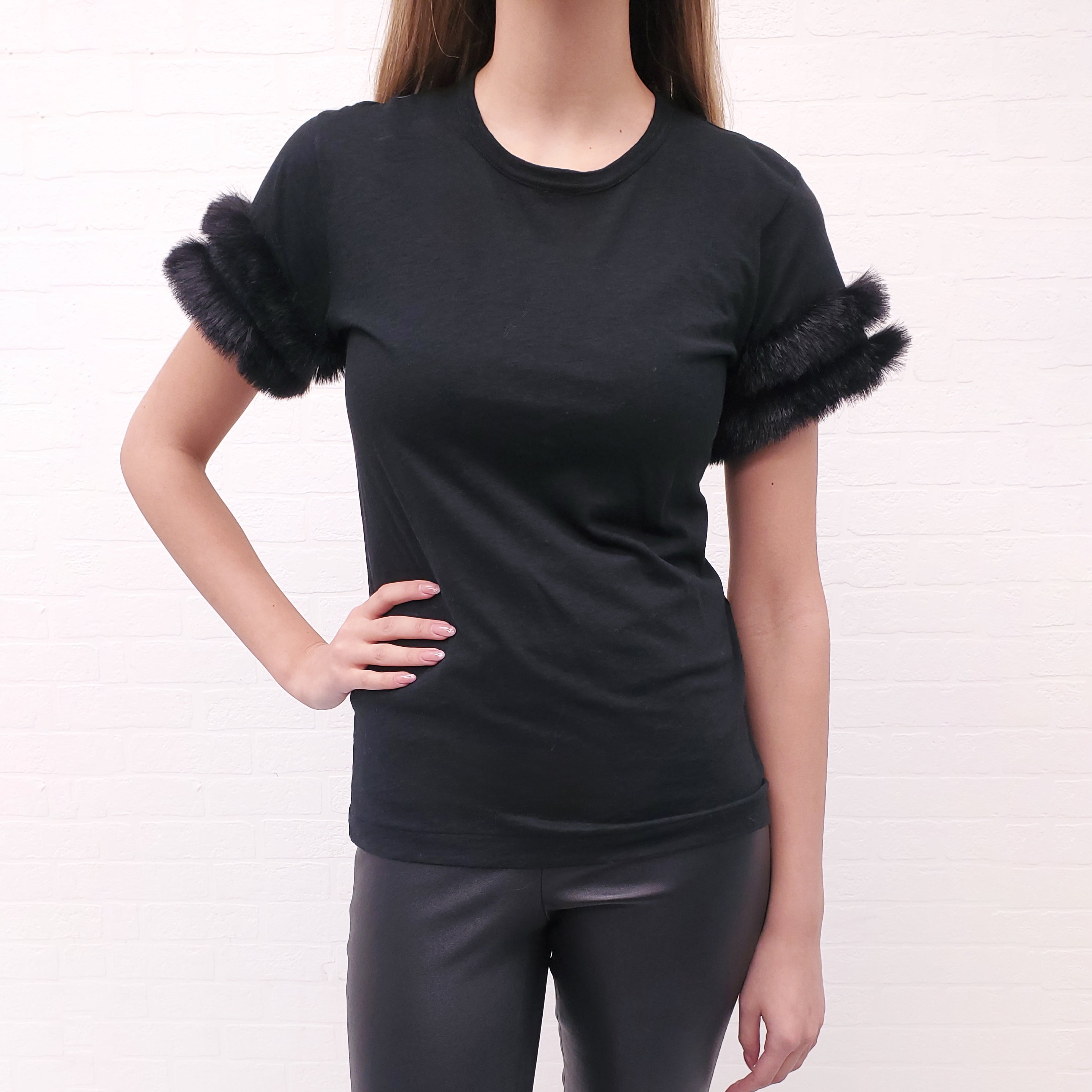 COMME DES GARÇONS BLACK T-SHIRT WITH FAUX FUR SLEEVES - SIZE S