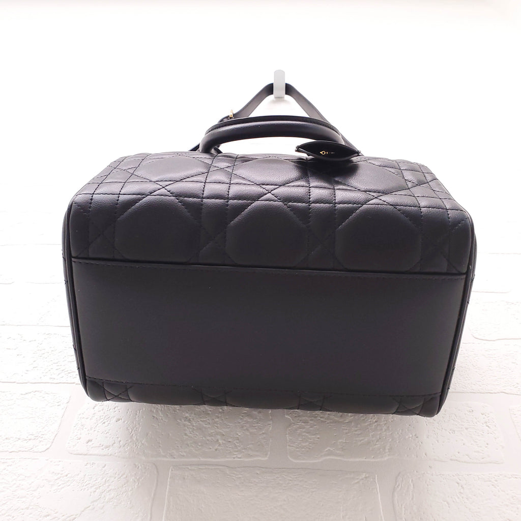 DIOR BLACK MACROCANNAGE CALFSKIN GROOVE 25 BAG