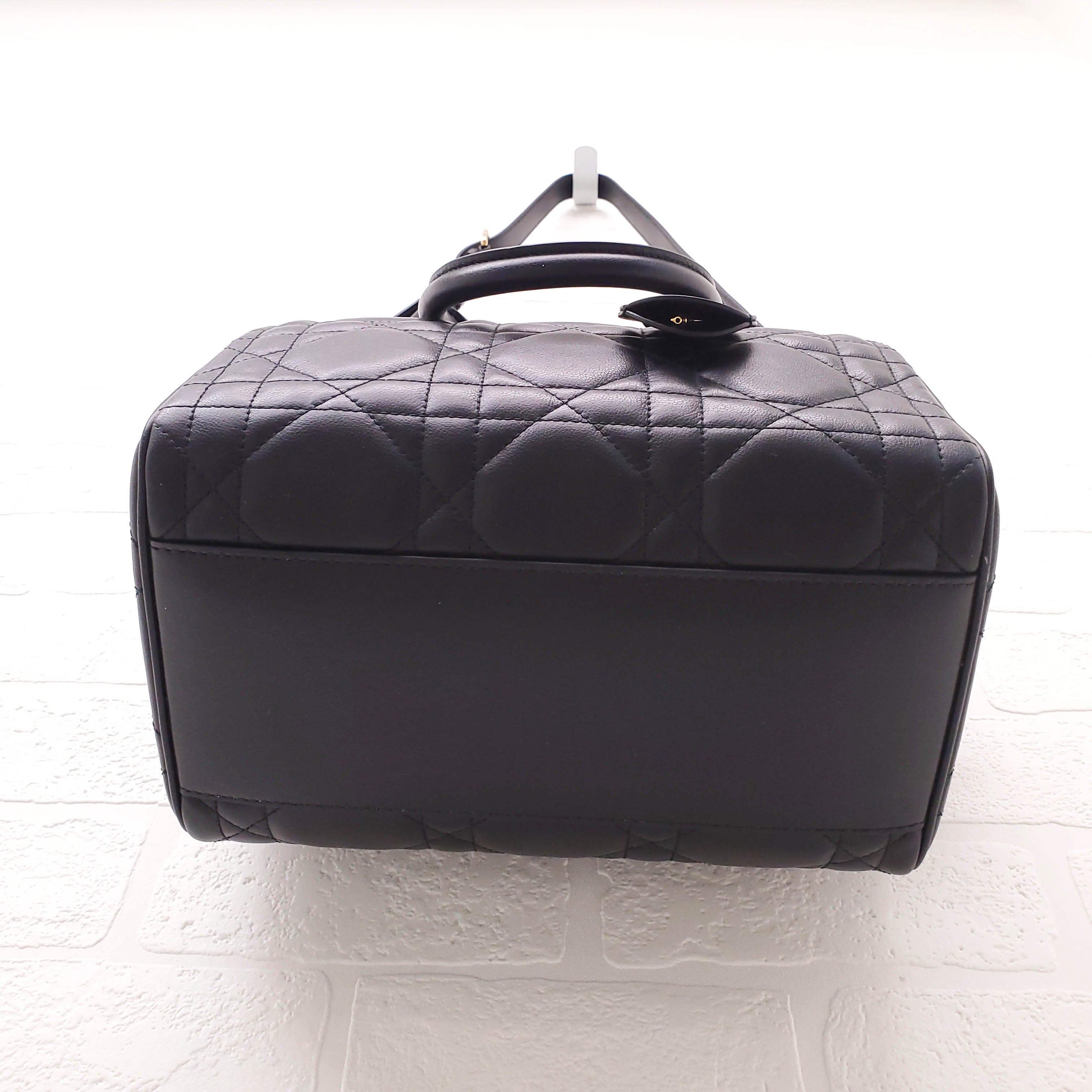 DIOR BLACK MACROCANNAGE CALFSKIN GROOVE 25 BAG