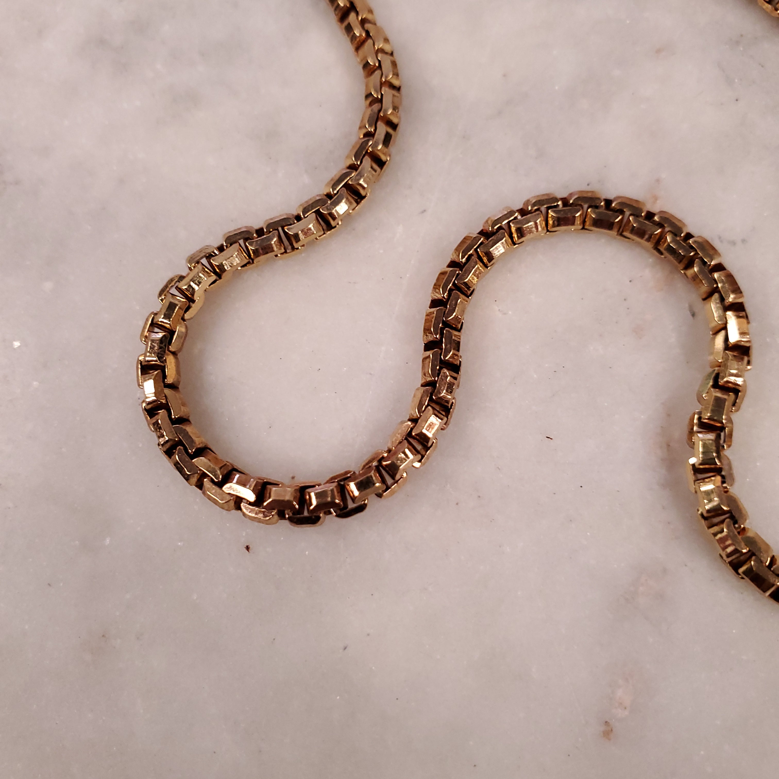 DIOR PENDANT GOLD NECKLACE WITH INTERLOCKING HOOPS ON GOLD CHAIN