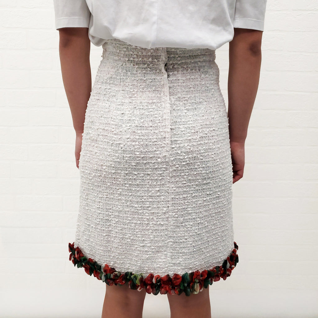 DOLCE & GABBANA WHITE TWEED SKIRT WITH RED FLORAL ROUCHED DETAIL - SIZE 36