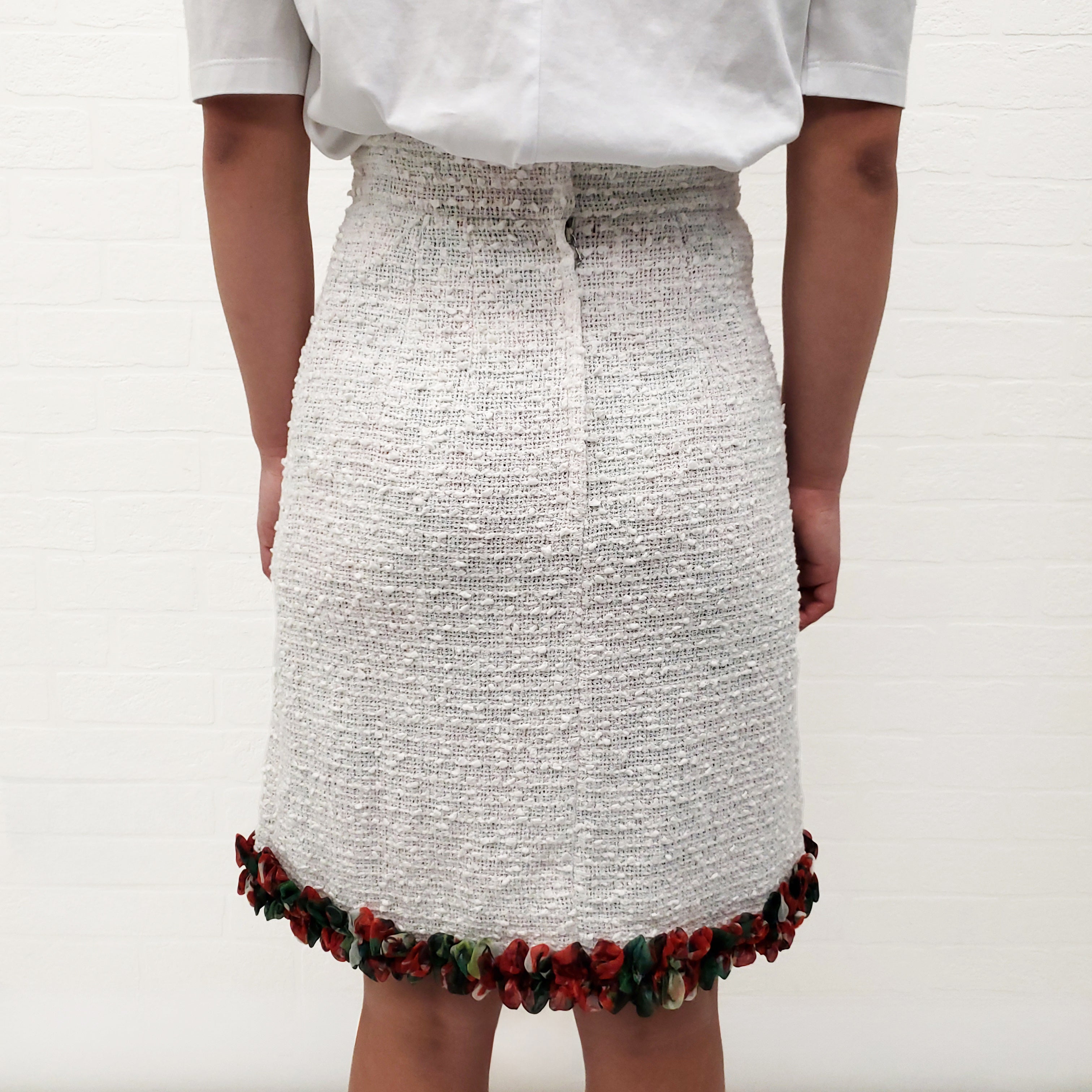 DOLCE & GABBANA WHITE TWEED SKIRT WITH RED FLORAL ROUCHED DETAIL - SIZE 36