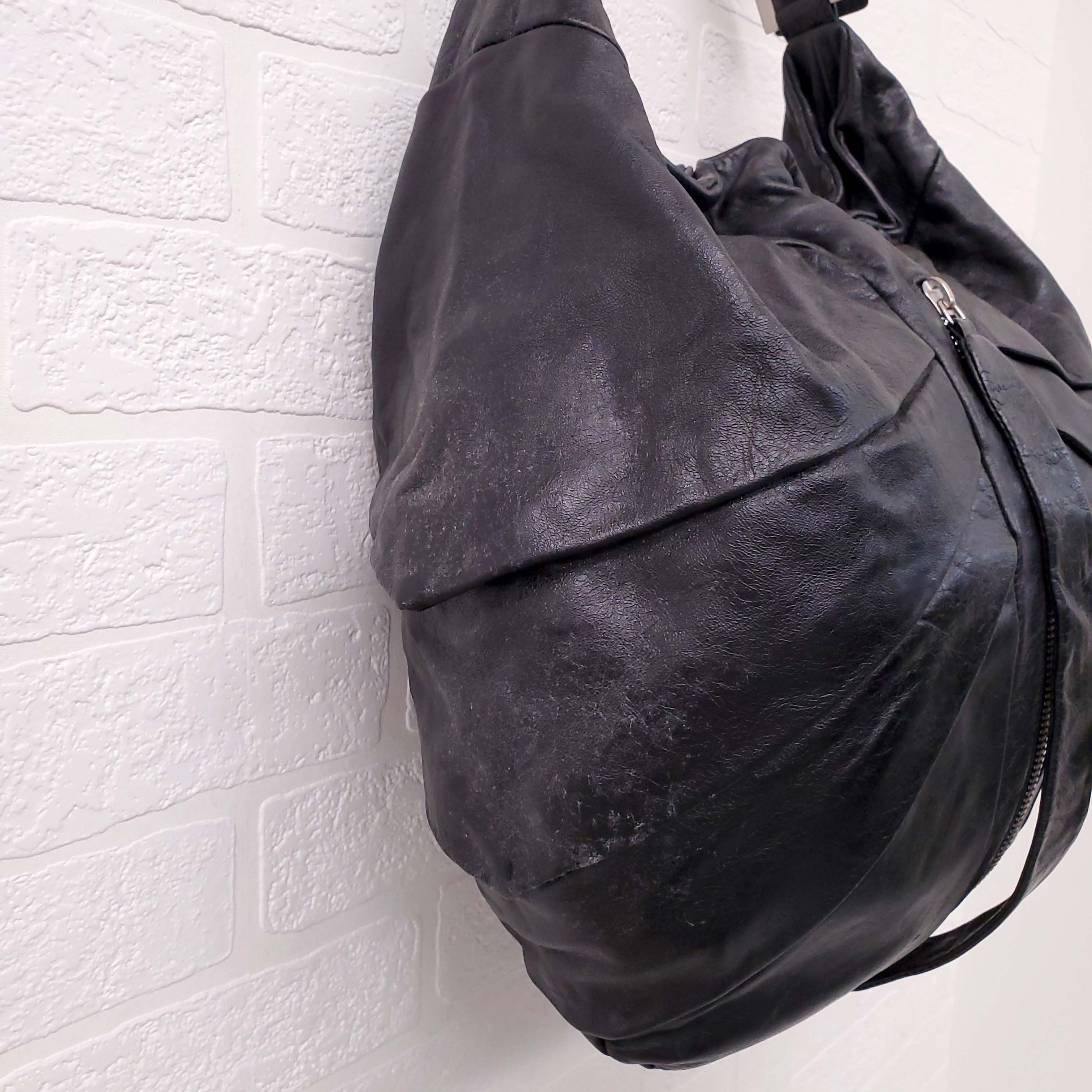 FENDI BLACK LEATHER SHOULDER BAG WITH FRONT ZIPPER DETAIL