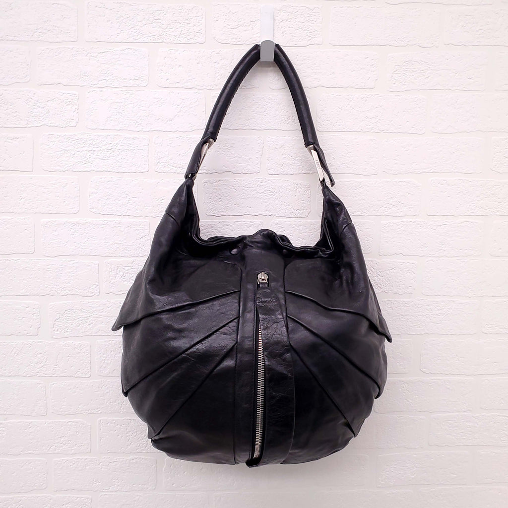 FENDI BLACK LEATHER SHOULDER BAG WITH FRONT ZIPPER DETAIL