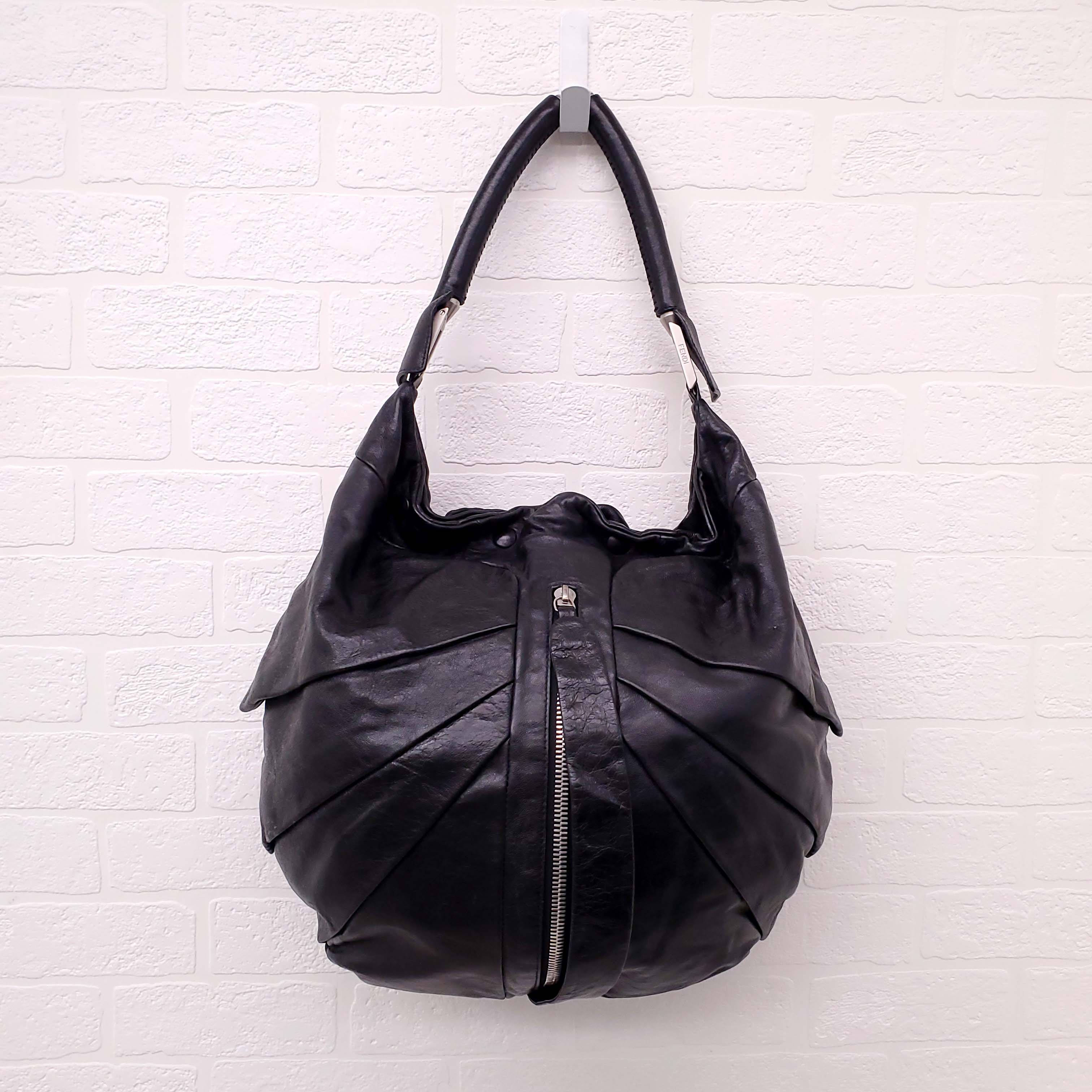 FENDI BLACK LEATHER SHOULDER BAG WITH FRONT ZIPPER DETAIL