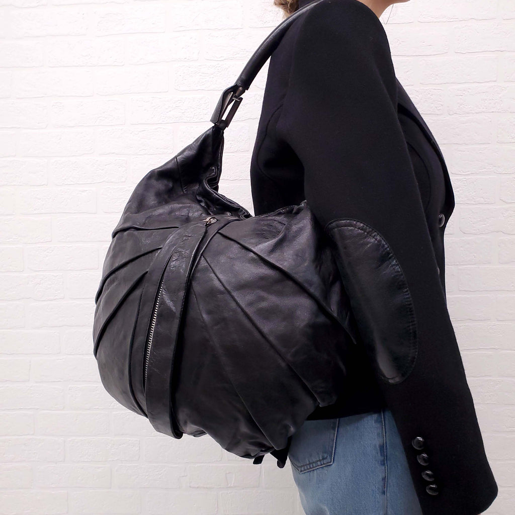 FENDI BLACK LEATHER SHOULDER BAG WITH FRONT ZIPPER DETAIL