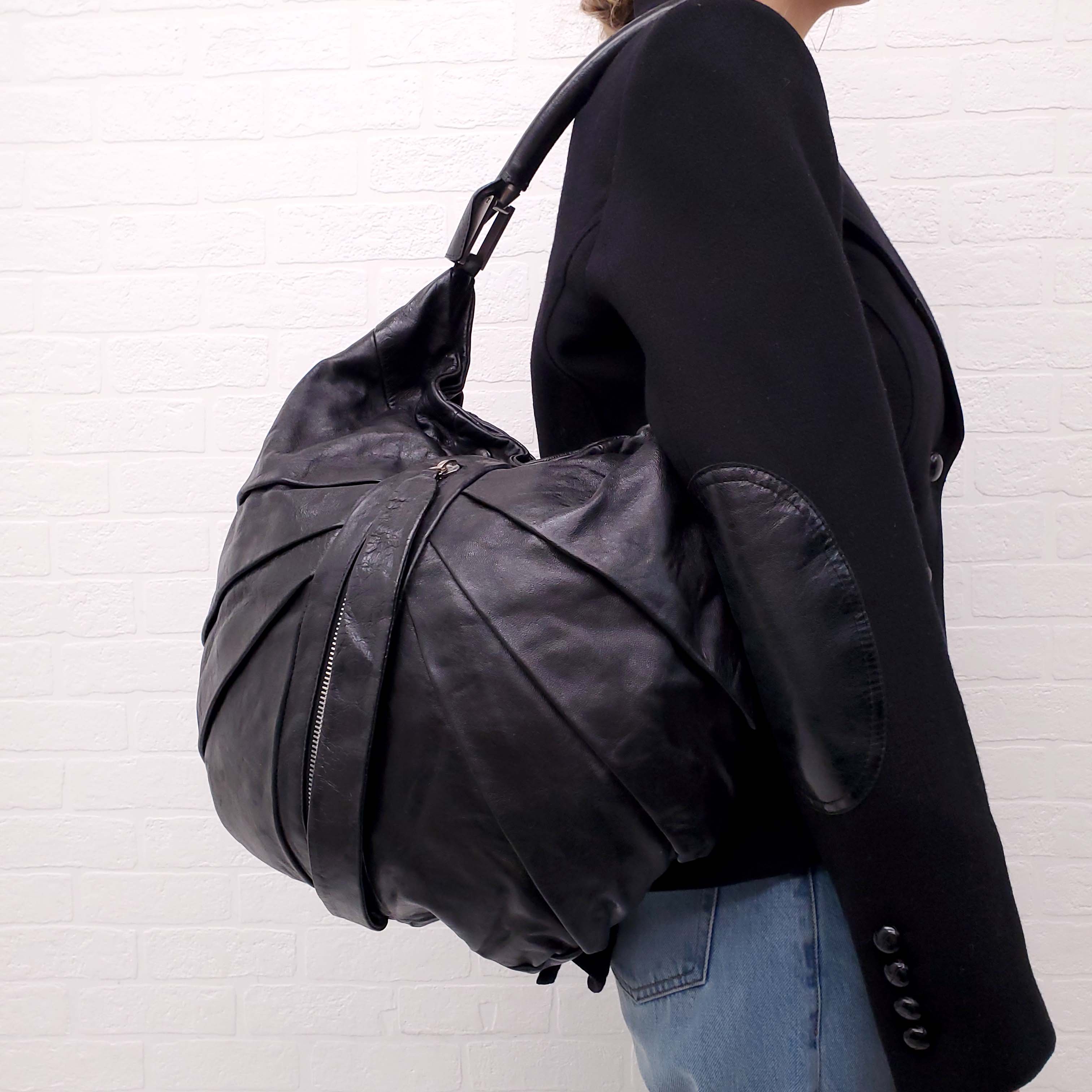 FENDI BLACK LEATHER SHOULDER BAG WITH FRONT ZIPPER DETAIL