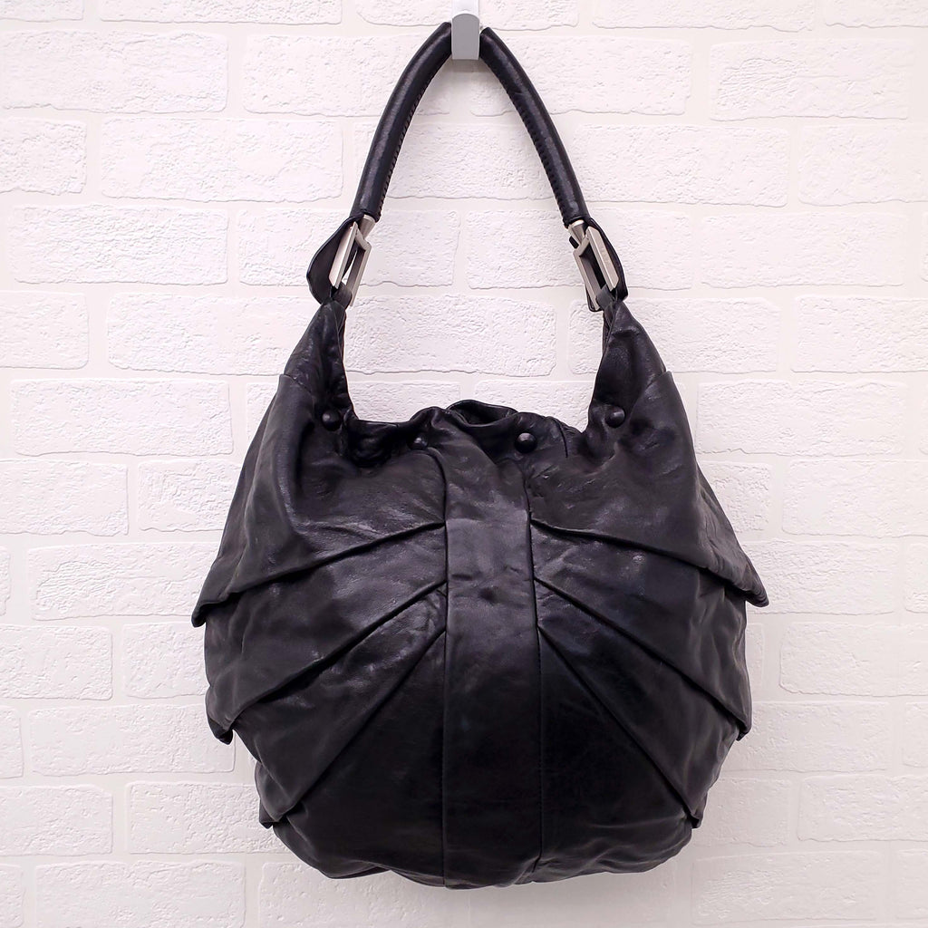 FENDI BLACK LEATHER SHOULDER BAG WITH FRONT ZIPPER DETAIL