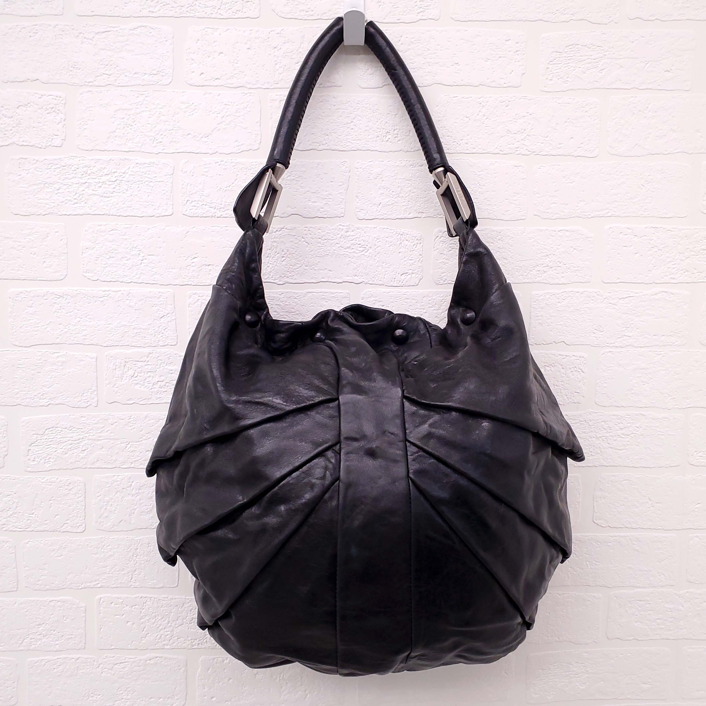 FENDI BLACK LEATHER SHOULDER BAG WITH FRONT ZIPPER DETAIL