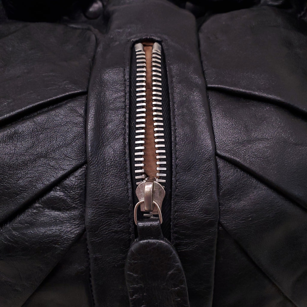 FENDI BLACK LEATHER SHOULDER BAG WITH FRONT ZIPPER DETAIL