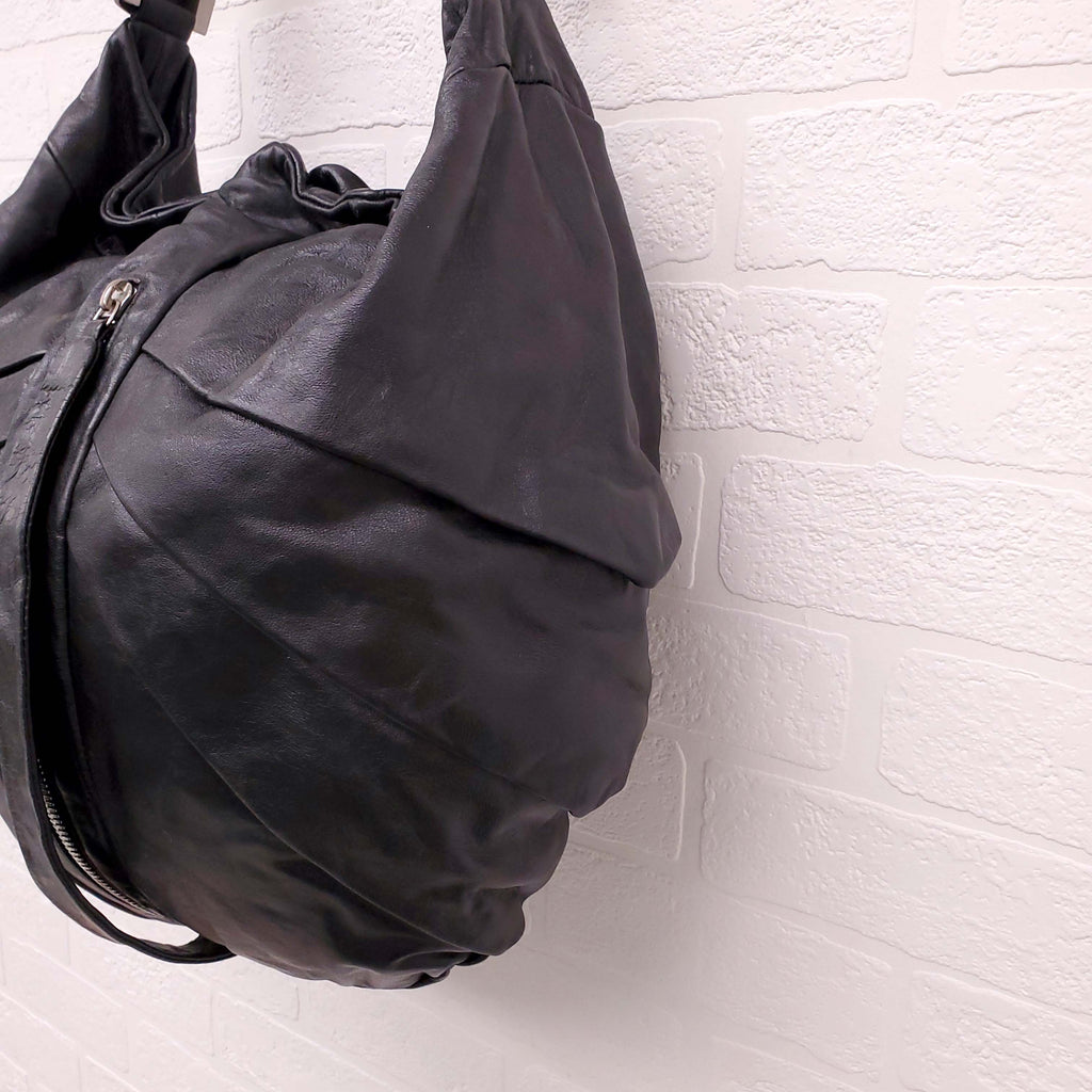 FENDI BLACK LEATHER SHOULDER BAG WITH FRONT ZIPPER DETAIL