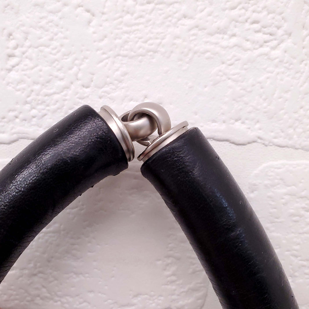 FENDI BLACK LEATHER SHOULDER BAG WITH FRONT ZIPPER DETAIL