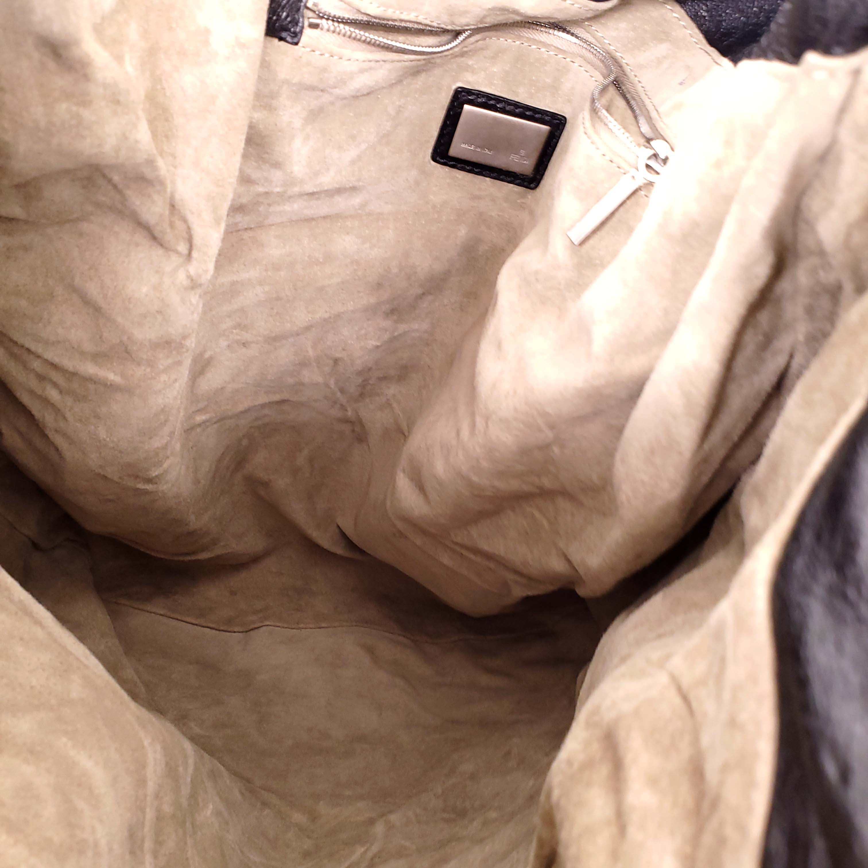 FENDI BLACK LEATHER SHOULDER BAG WITH FRONT ZIPPER DETAIL