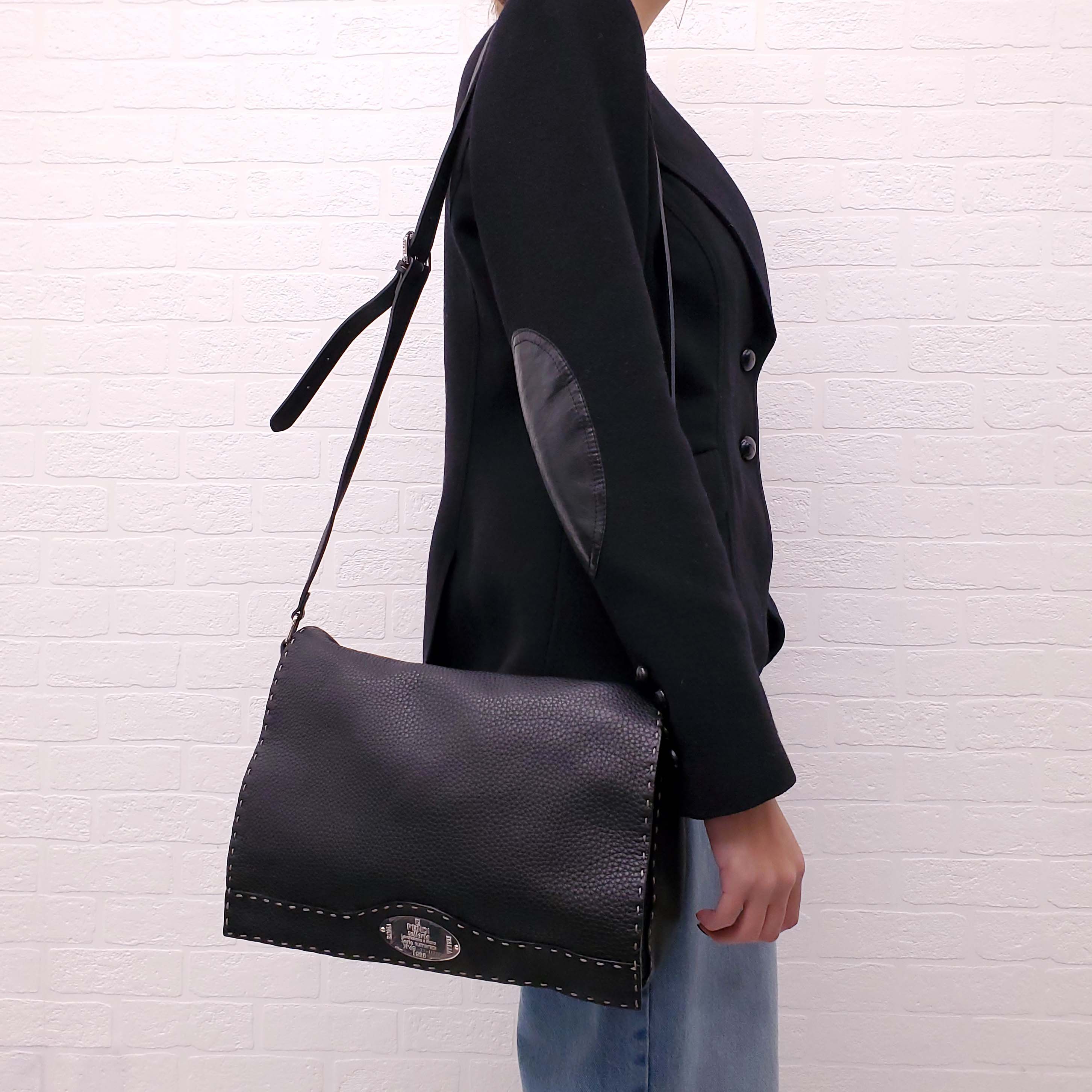 FENDI SELLERIA MESSENGER BAG BLACK LEATHER WITH STITCHING DETAIL