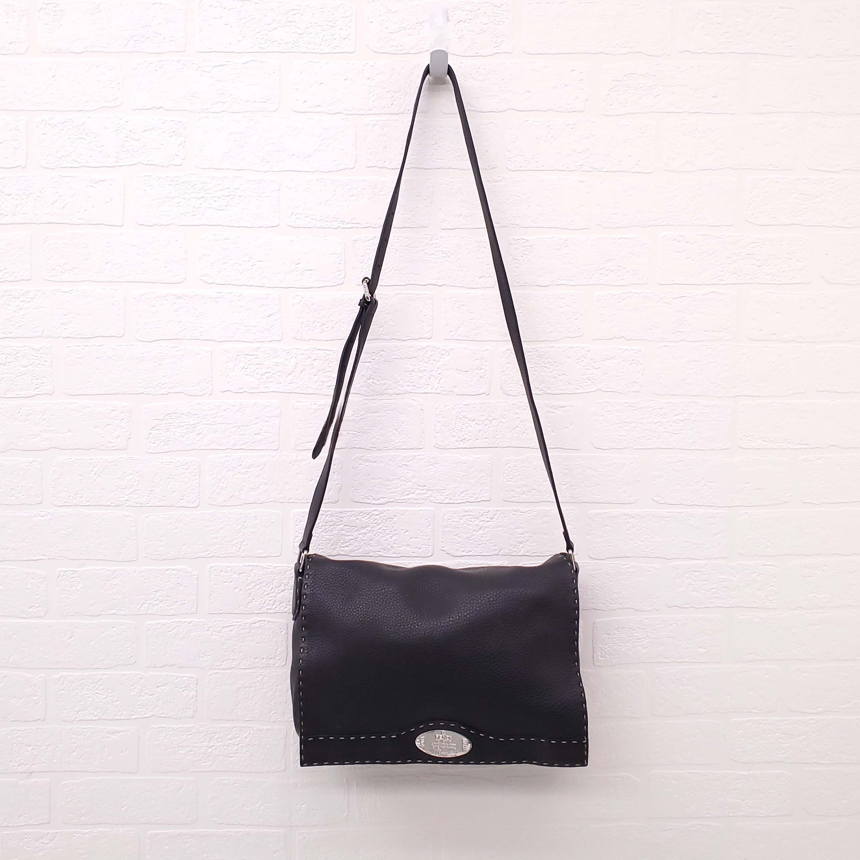 FENDI SELLERIA MESSENGER BAG BLACK LEATHER WITH STITCHING DETAIL